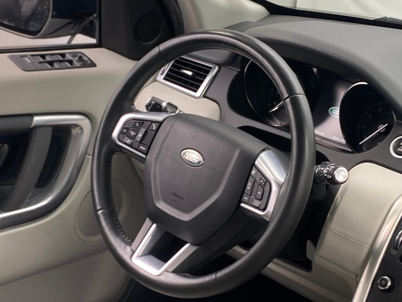 Thumbnail: 2019 Land Rover Discovery Sport - 4