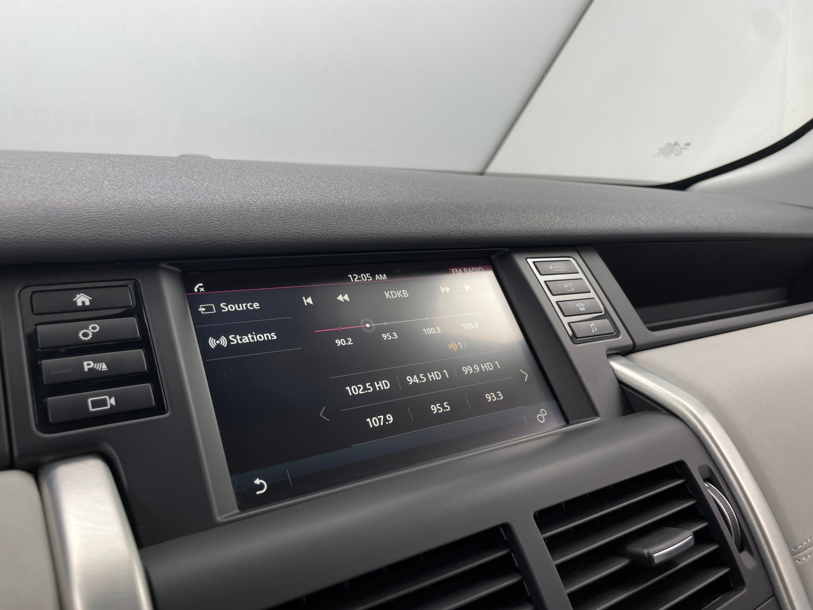 Thumbnail: 2019 Land Rover Discovery Sport - 3