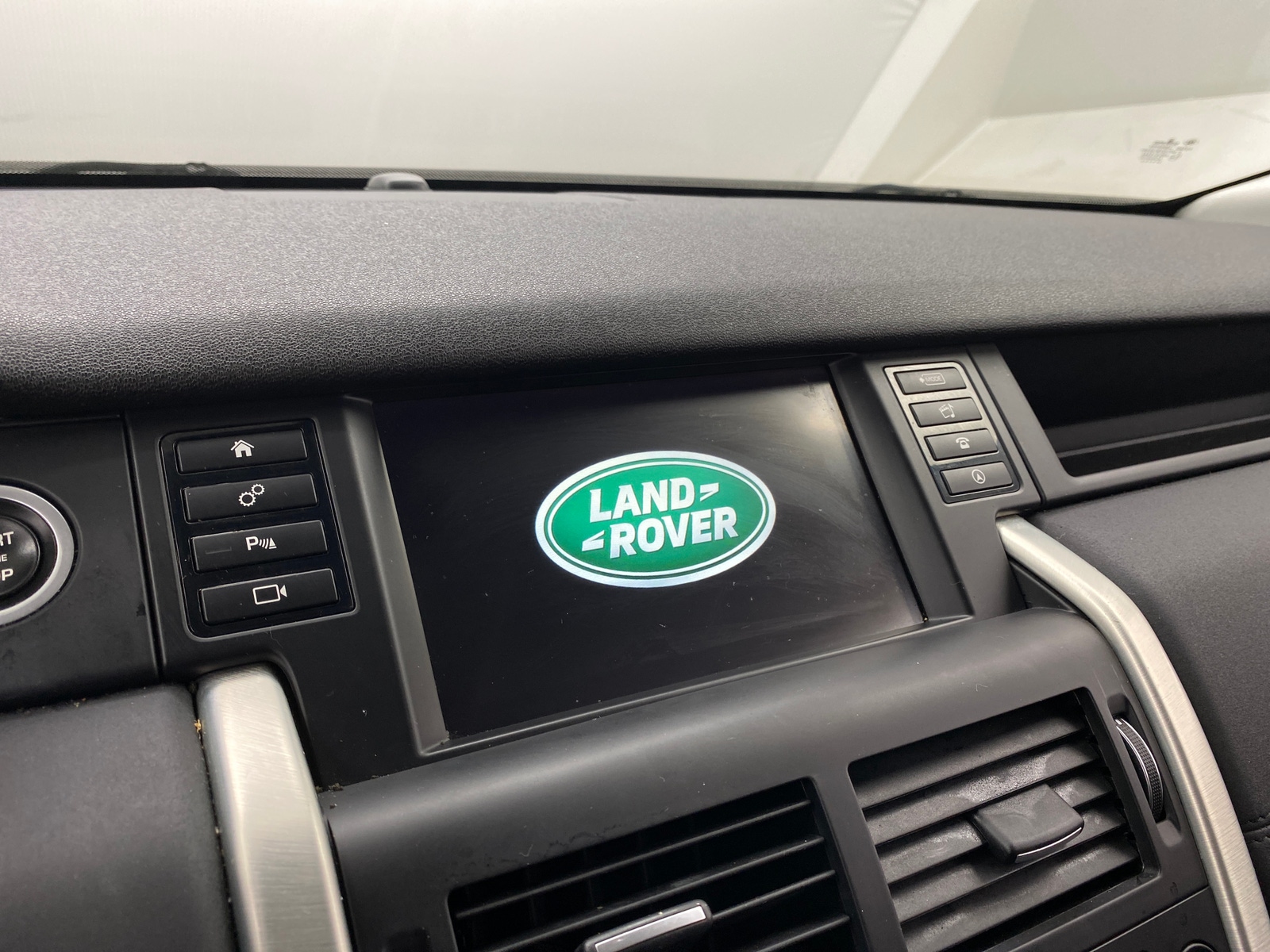 Thumbnail: 2017 Land Rover Discovery Sport - 3