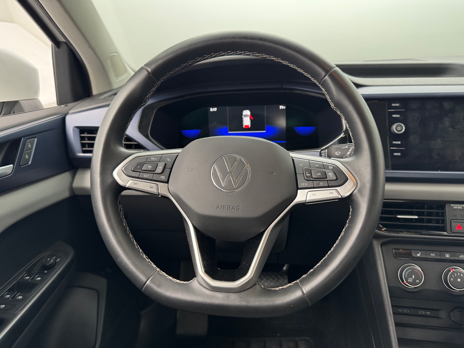Thumbnail: 2022 Volkswagen Taos - 4
