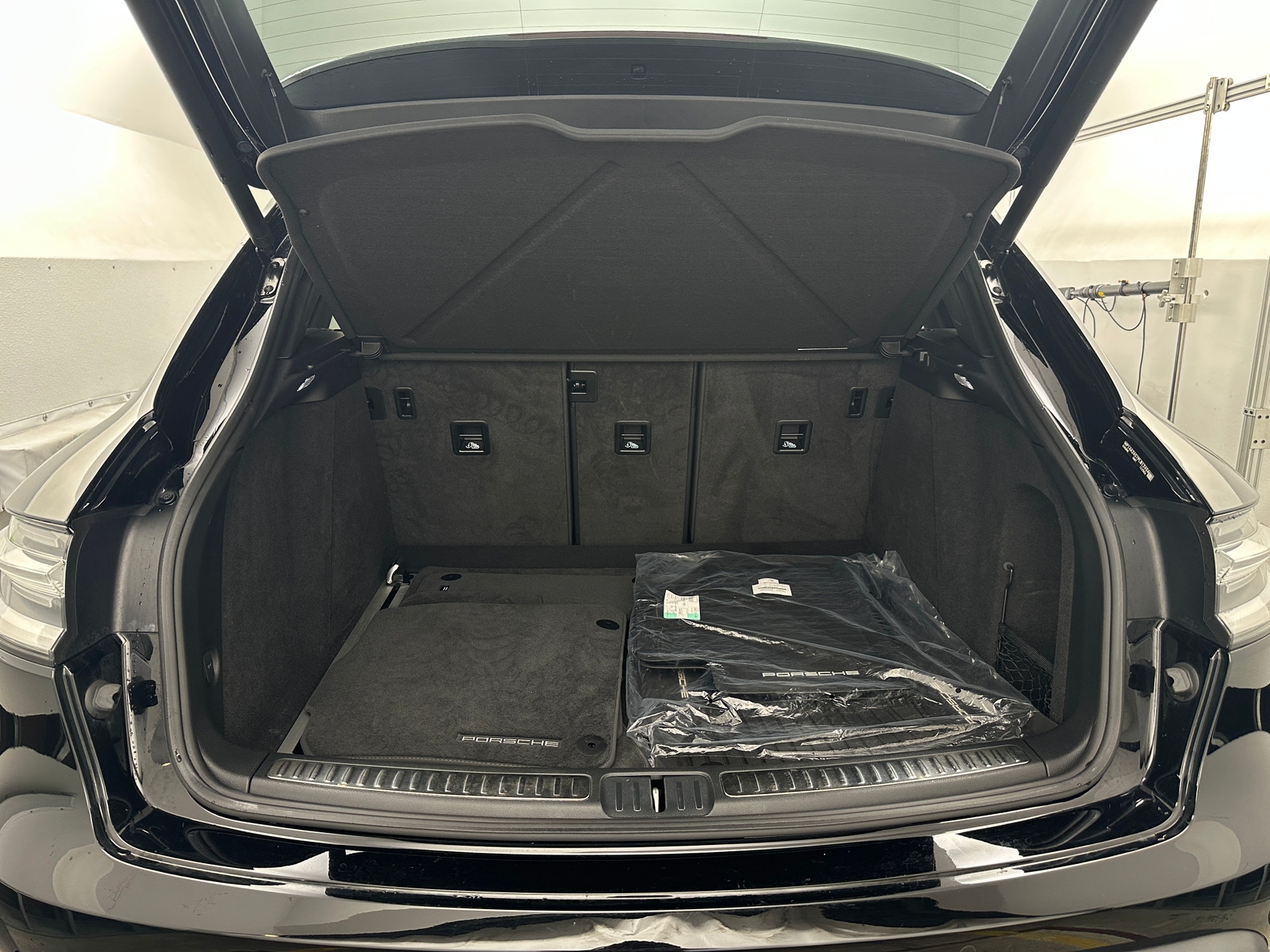 Thumbnail: 2023 Porsche Macan - 6