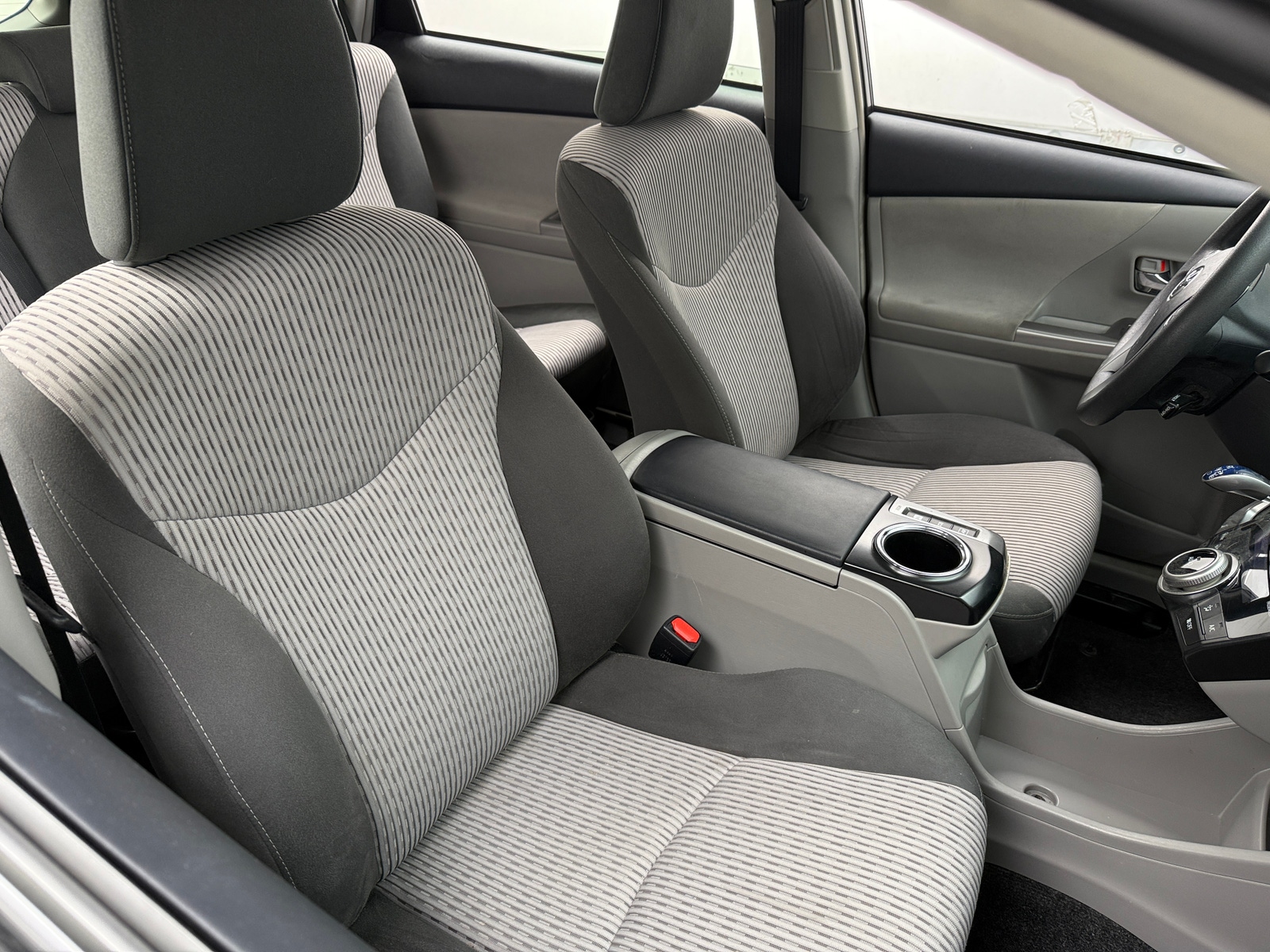 Thumbnail: 2017 Toyota Prius v - 2