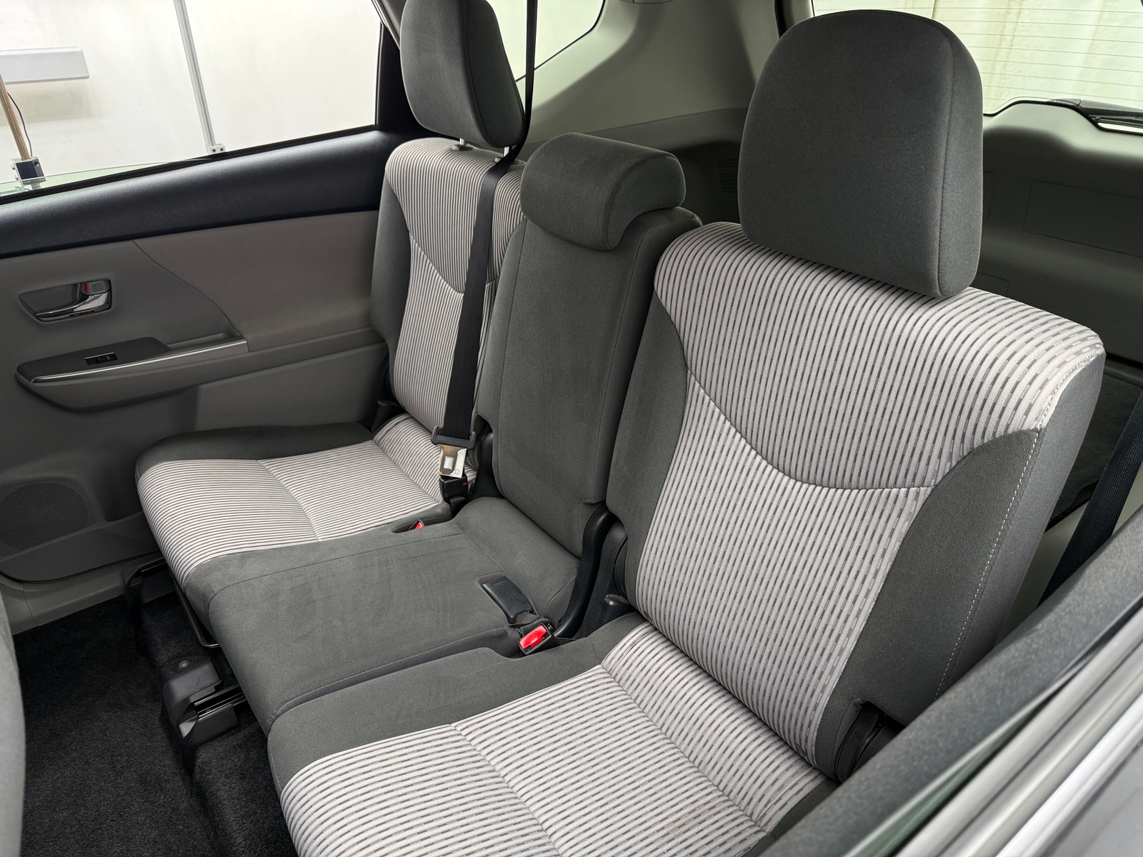 Thumbnail: 2017 Toyota Prius v - 6