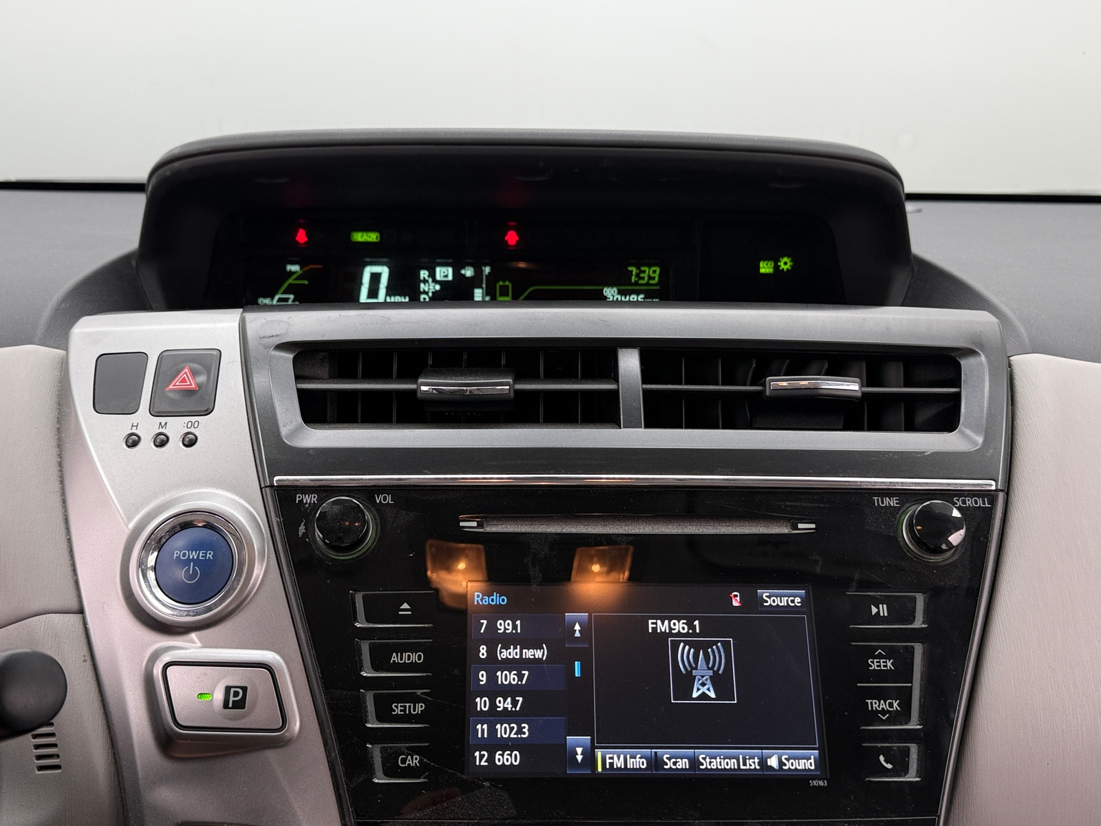 Thumbnail: 2017 Toyota Prius v - 4