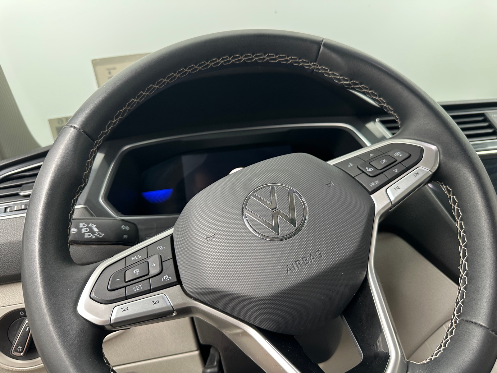 Thumbnail: 2022 Volkswagen Tiguan - 4