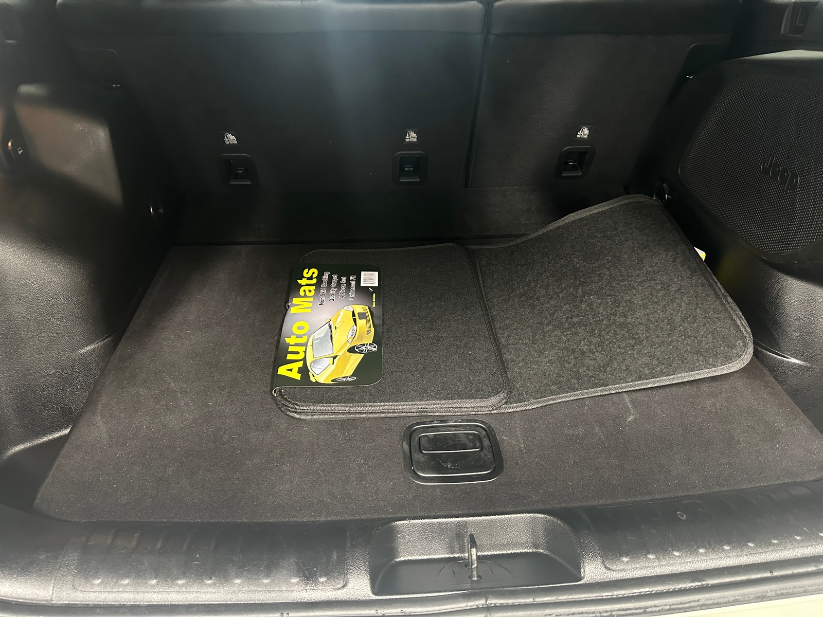 Thumbnail: 2019 Jeep Cherokee - 6