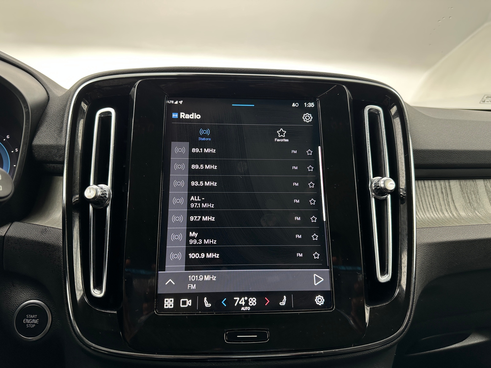 Thumbnail: 2025 Volvo XC40 - 3