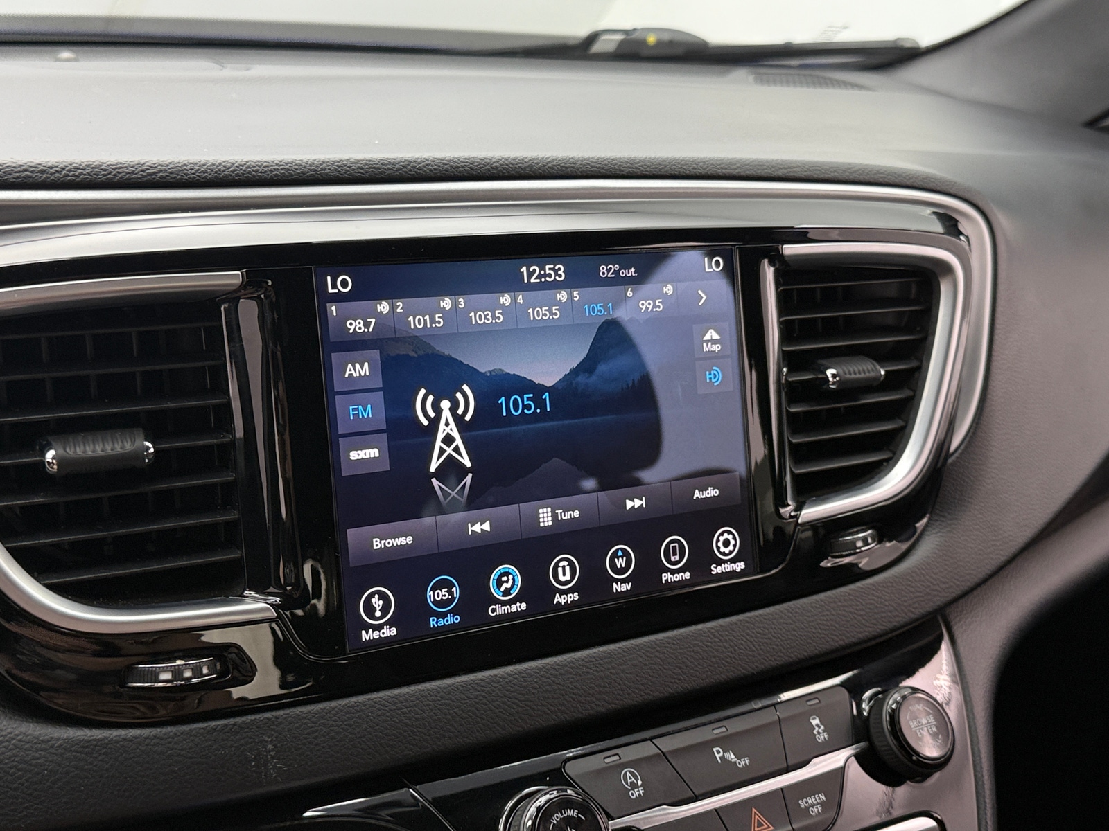 Thumbnail: 2018 Chrysler Pacifica - 4
