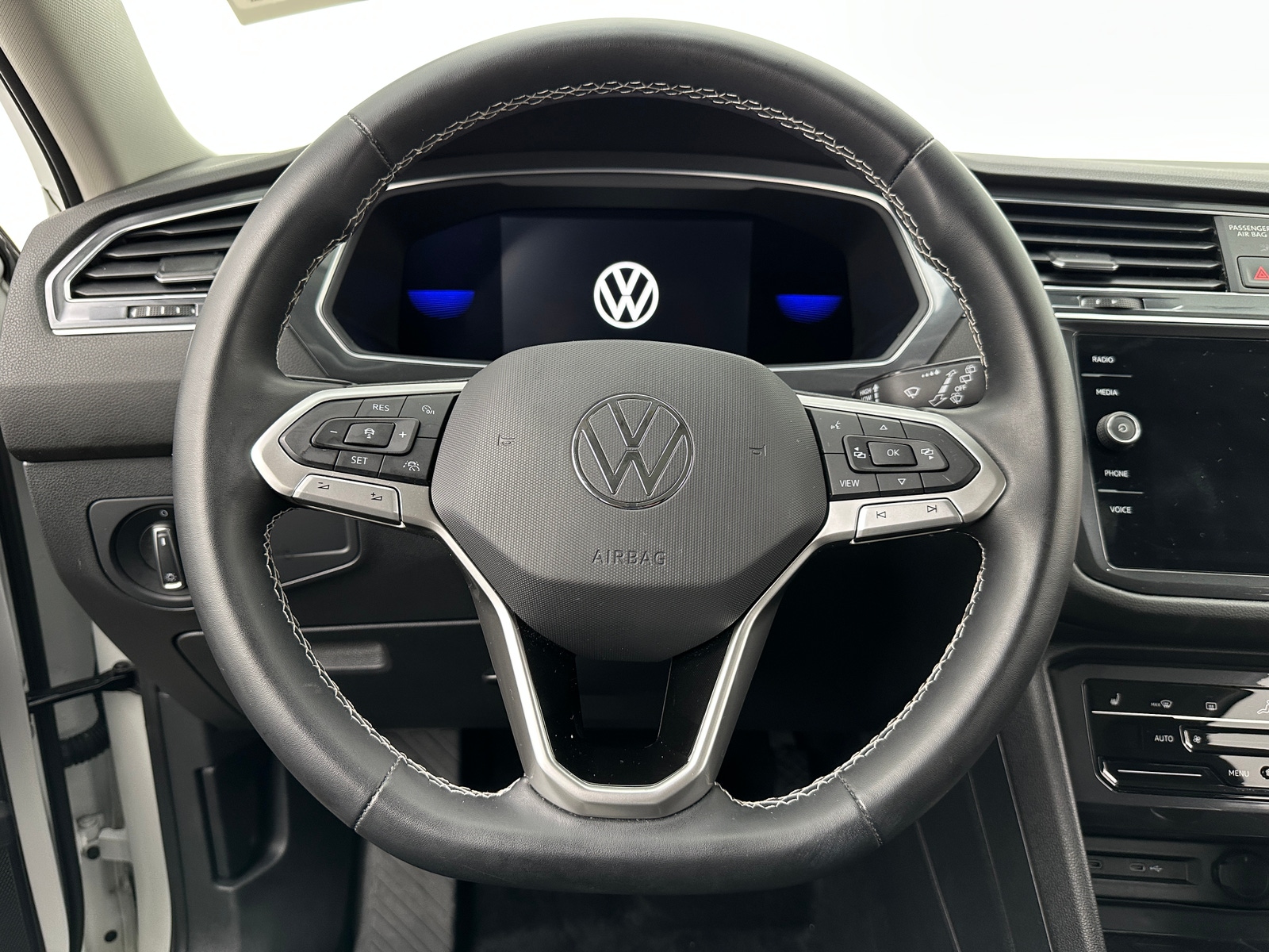 Thumbnail: 2022 Volkswagen Tiguan - 4