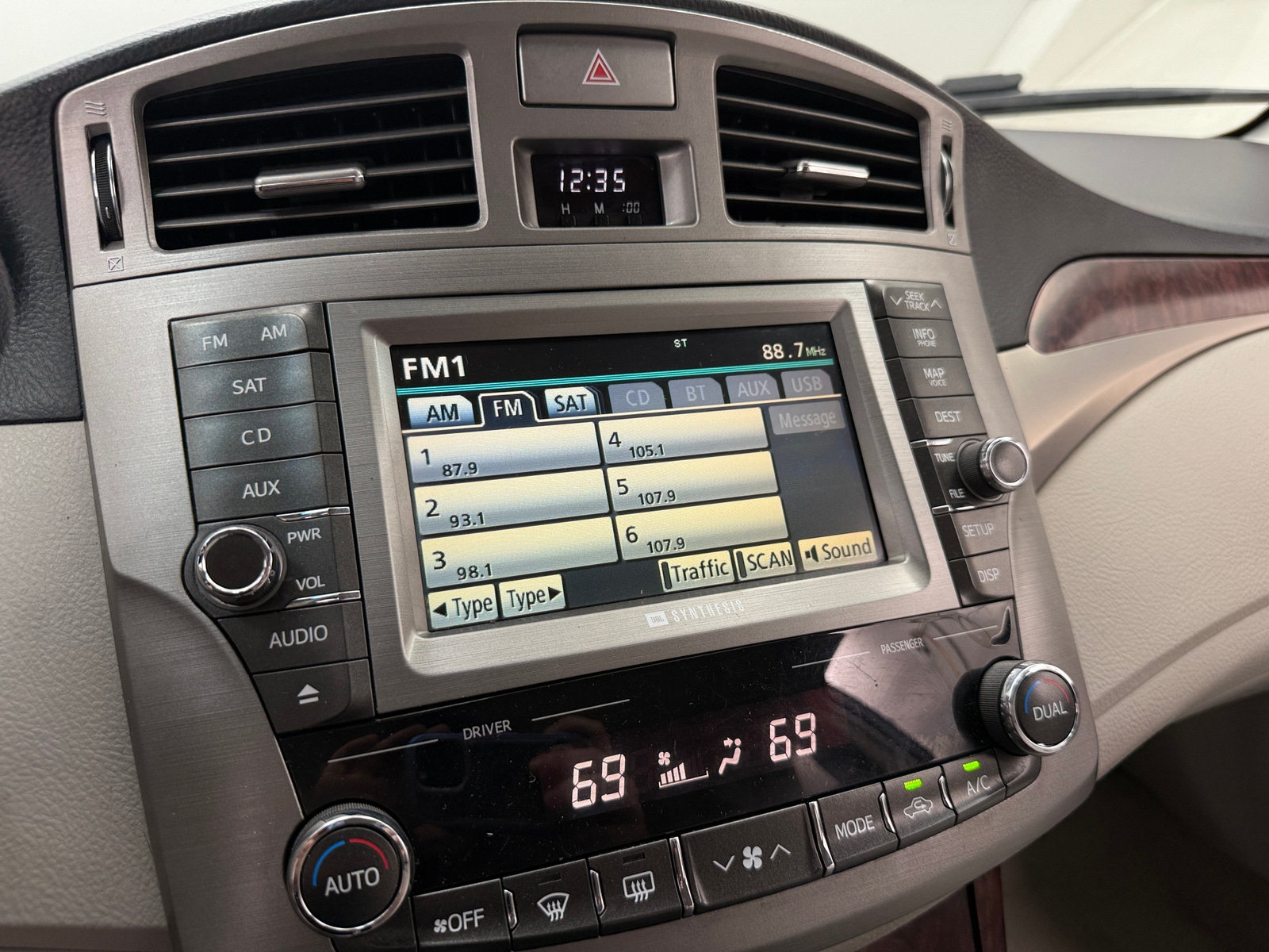Thumbnail: 2011 Toyota Avalon - 3