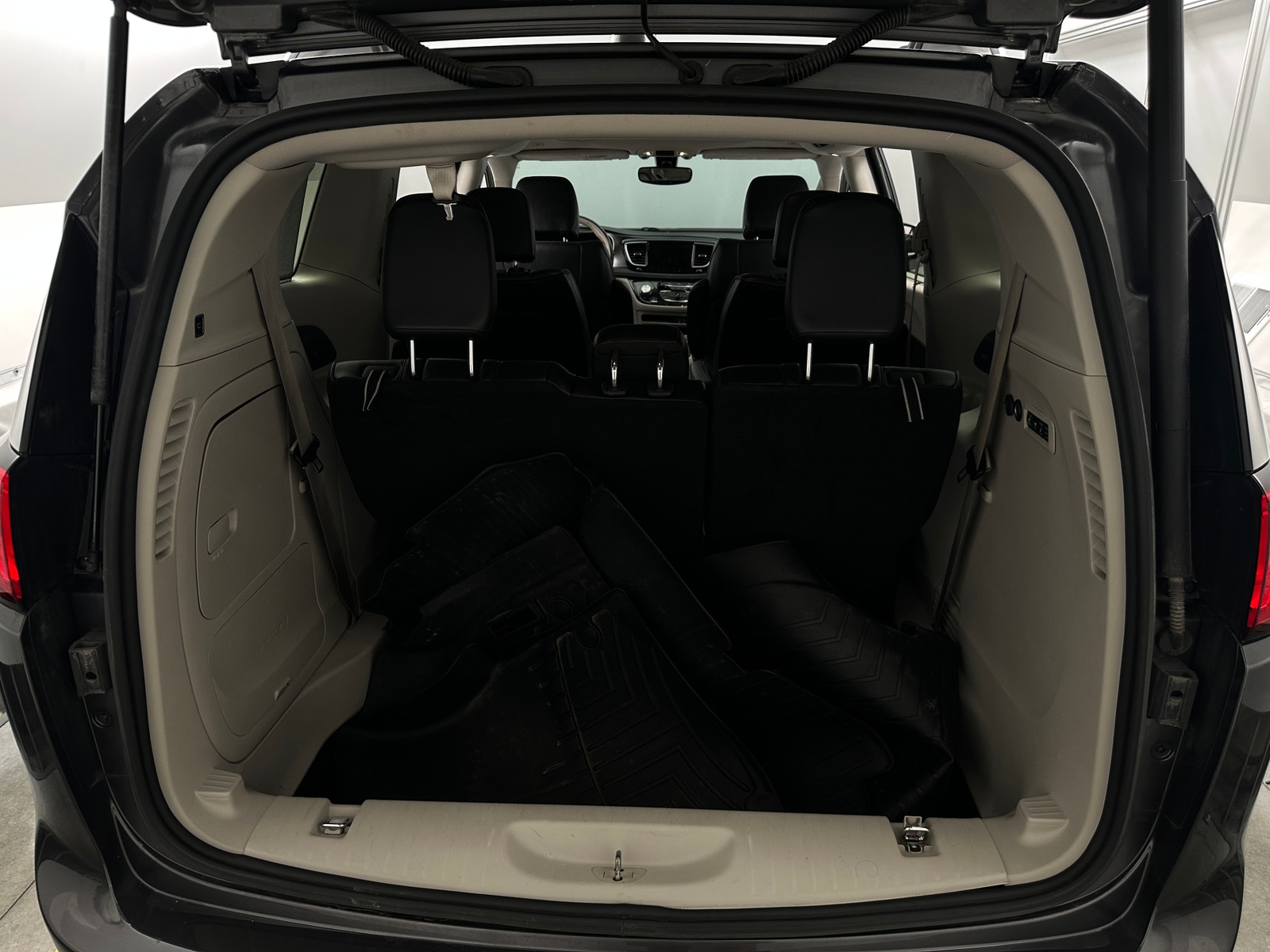 Thumbnail: 2018 Chrysler Pacifica - 6