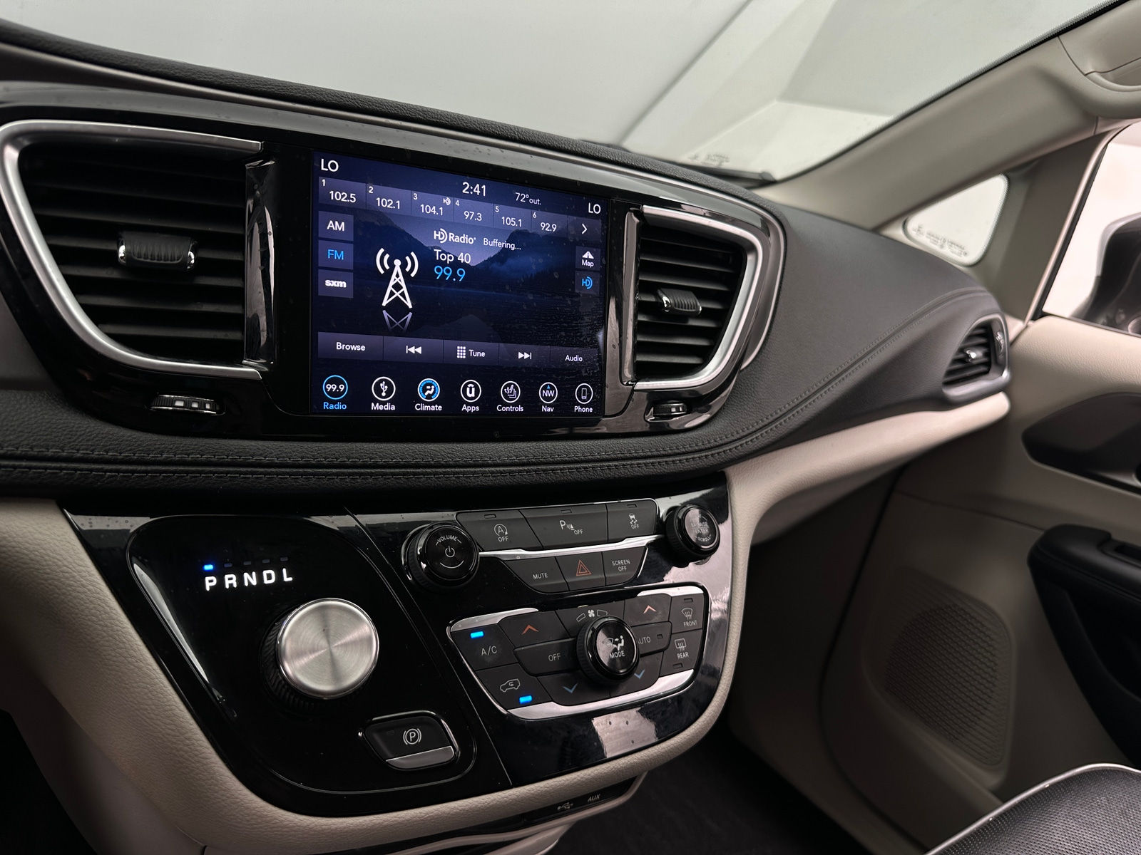 Thumbnail: 2018 Chrysler Pacifica - 3