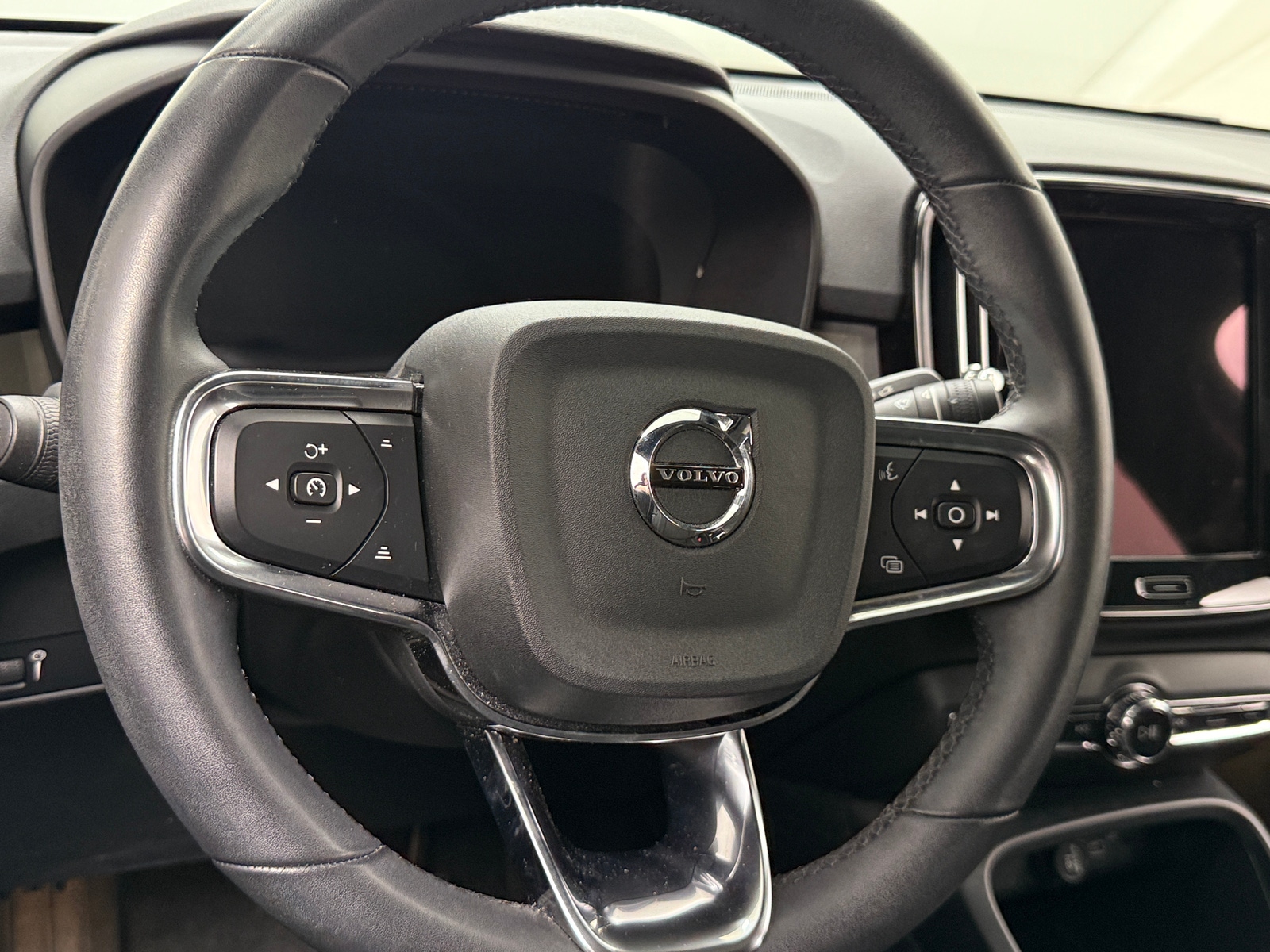 Thumbnail: 2022 Volvo C40 - 5