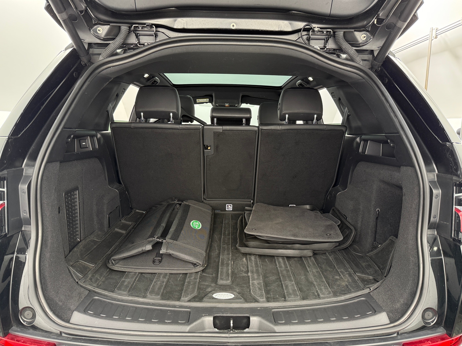 Thumbnail: 2022 Land Rover Discovery Sport - 6