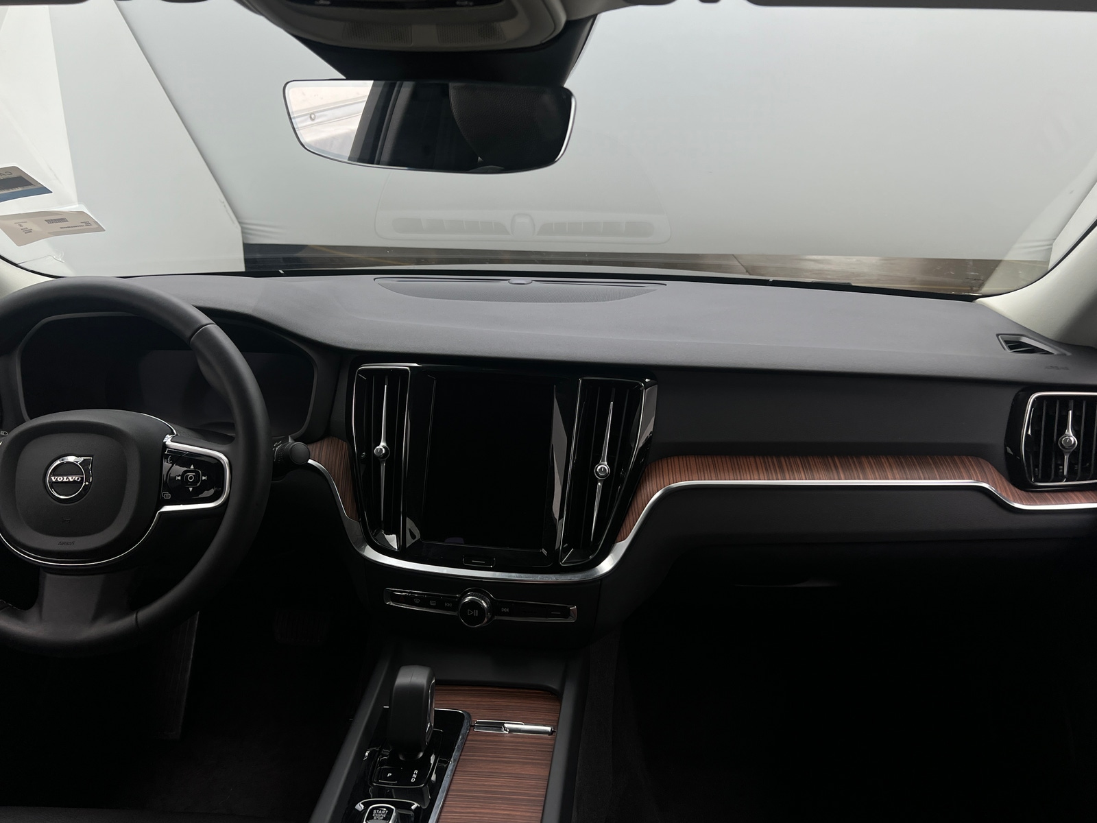 Thumbnail: 2025 Volvo S60 - 2