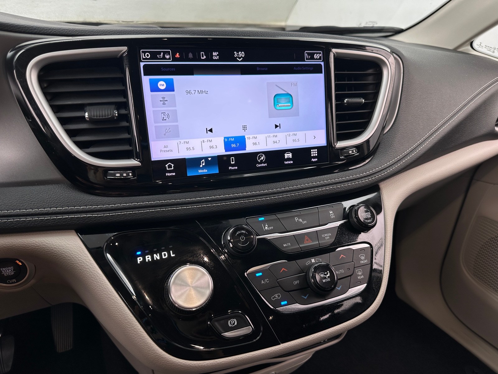 Thumbnail: 2022 Chrysler Pacifica - 3
