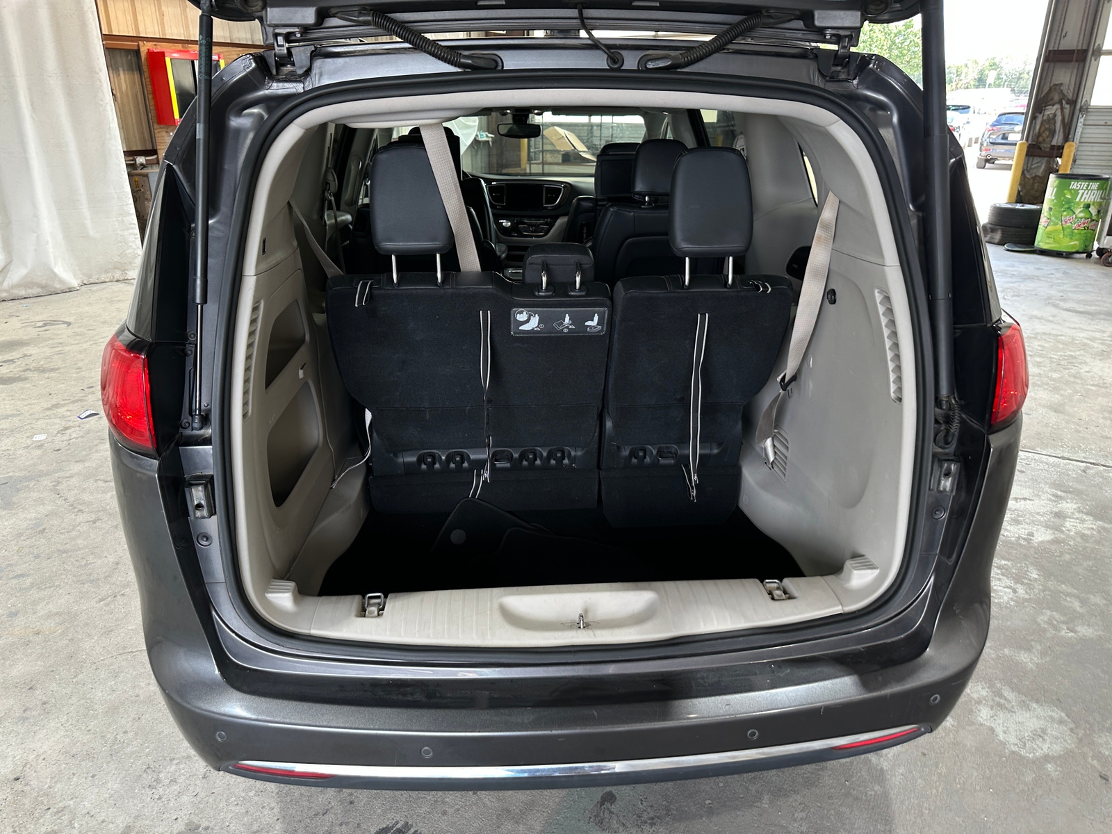 Thumbnail: 2018 Chrysler Pacifica - 6