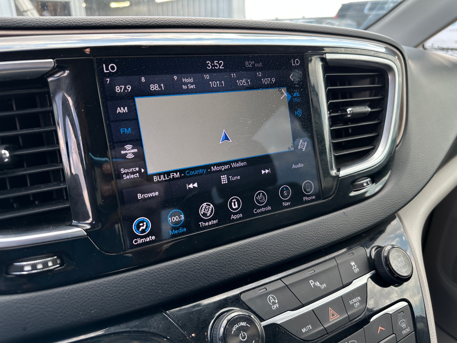 Thumbnail: 2018 Chrysler Pacifica - 3