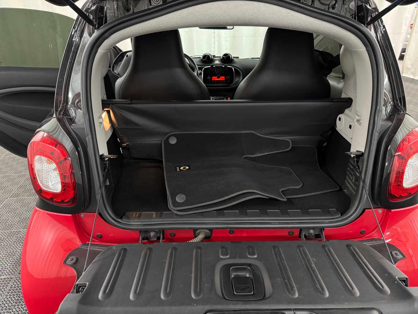 Thumbnail: 2018 smart fortwo - 5