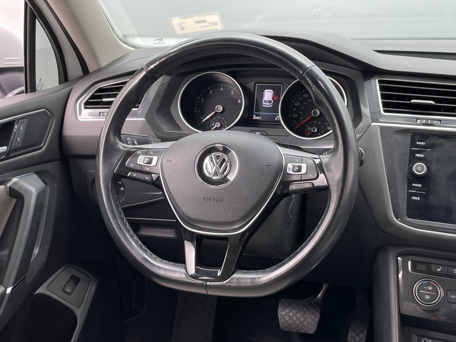 Thumbnail: 2018 Volkswagen Tiguan - 4