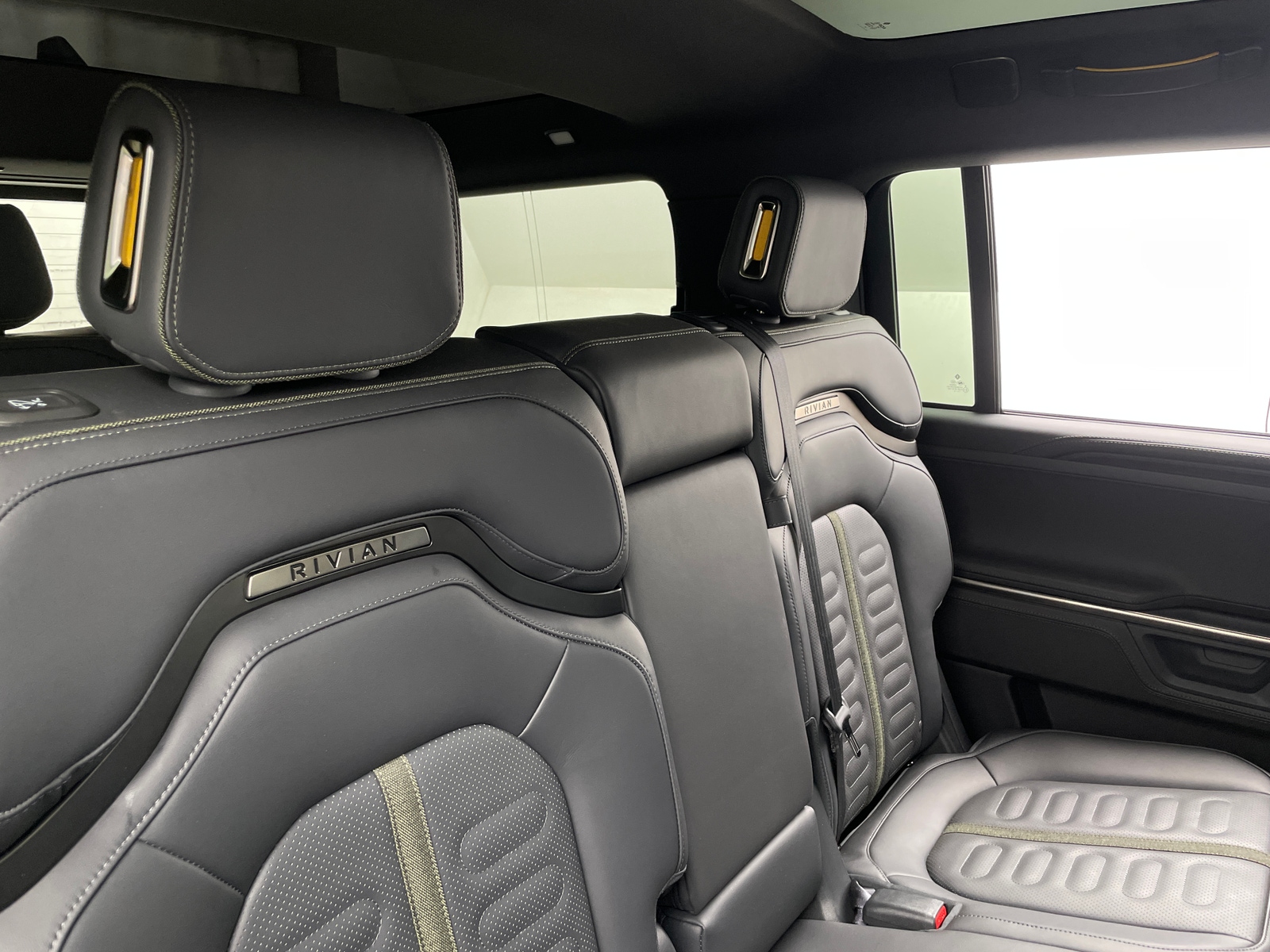 Thumbnail: 2025 Rivian R1S - 5