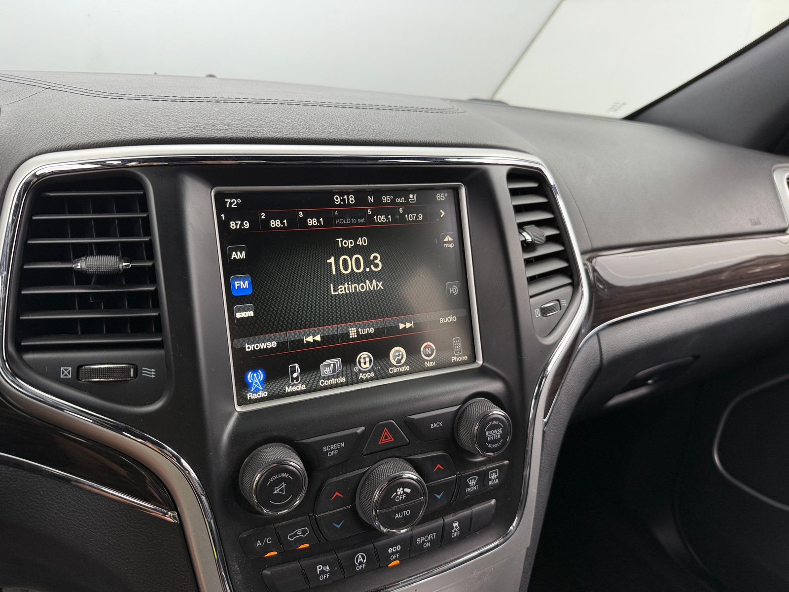 Thumbnail: 2016 Jeep Grand Cherokee - 3