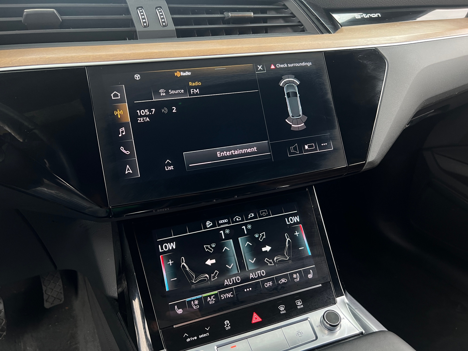 Thumbnail: 2024 Audi Q8 e-tron - 3