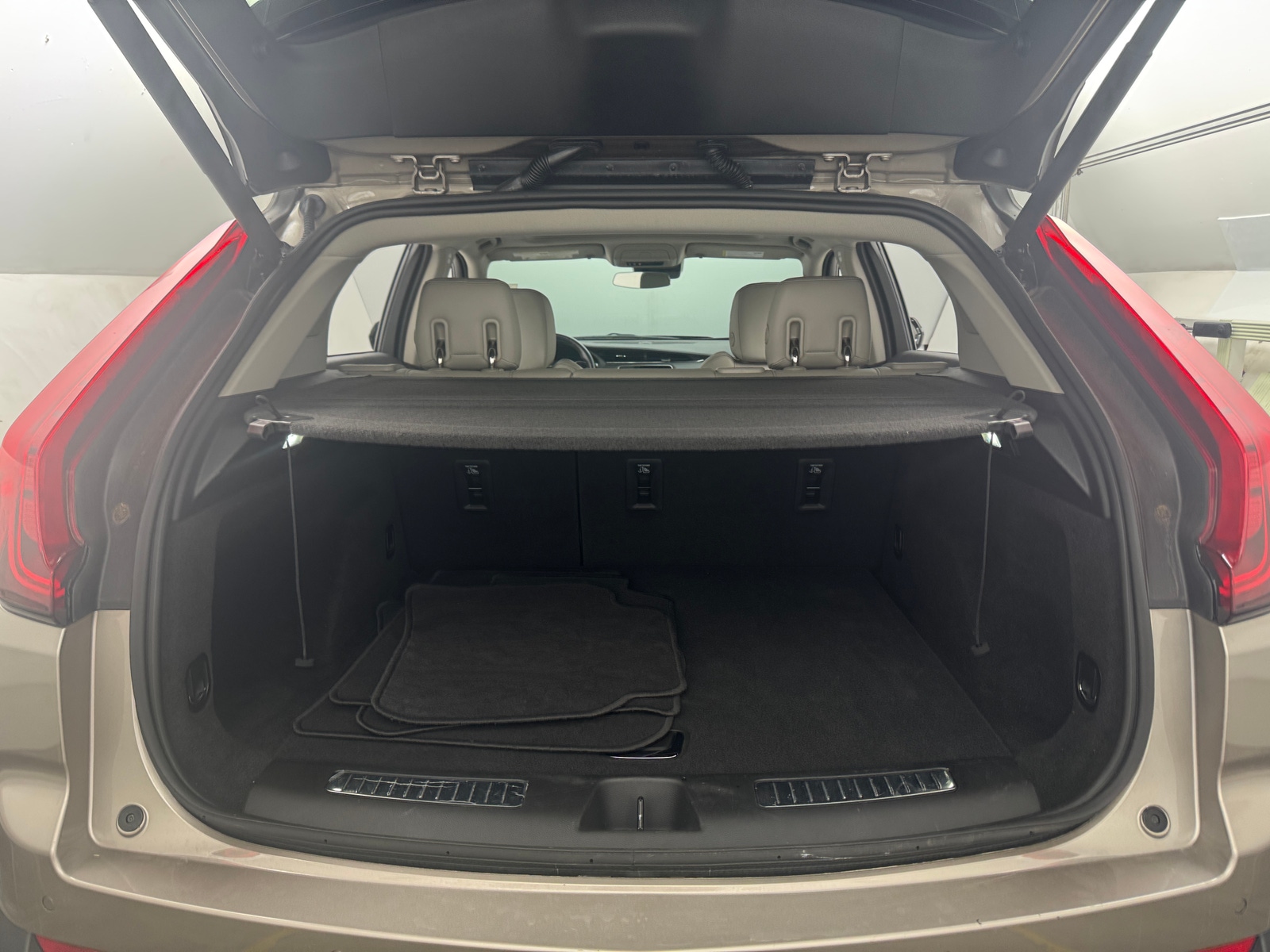 Thumbnail: 2023 Cadillac XT4 - 6