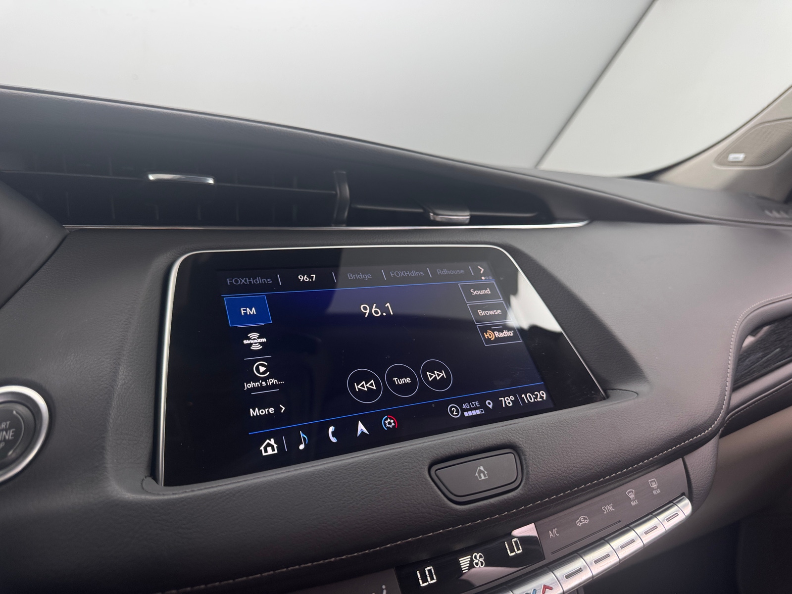 Thumbnail: 2023 Cadillac XT4 - 3
