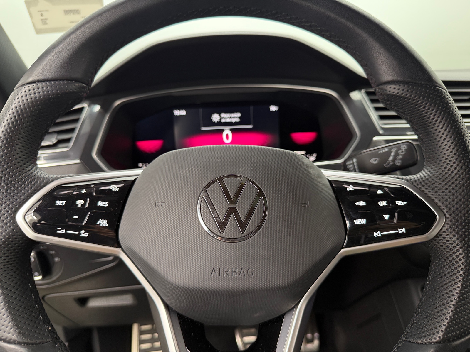 Thumbnail: 2022 Volkswagen Tiguan - 4