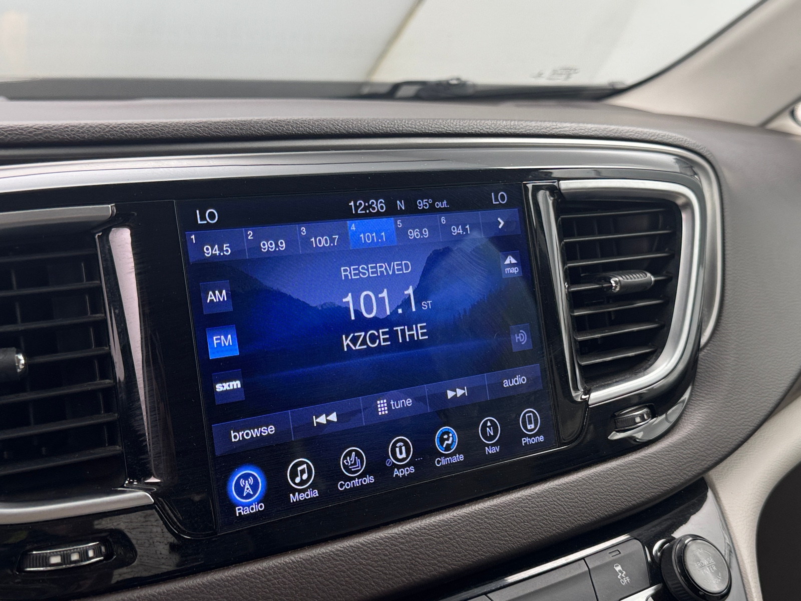 Thumbnail: 2017 Chrysler Pacifica - 3