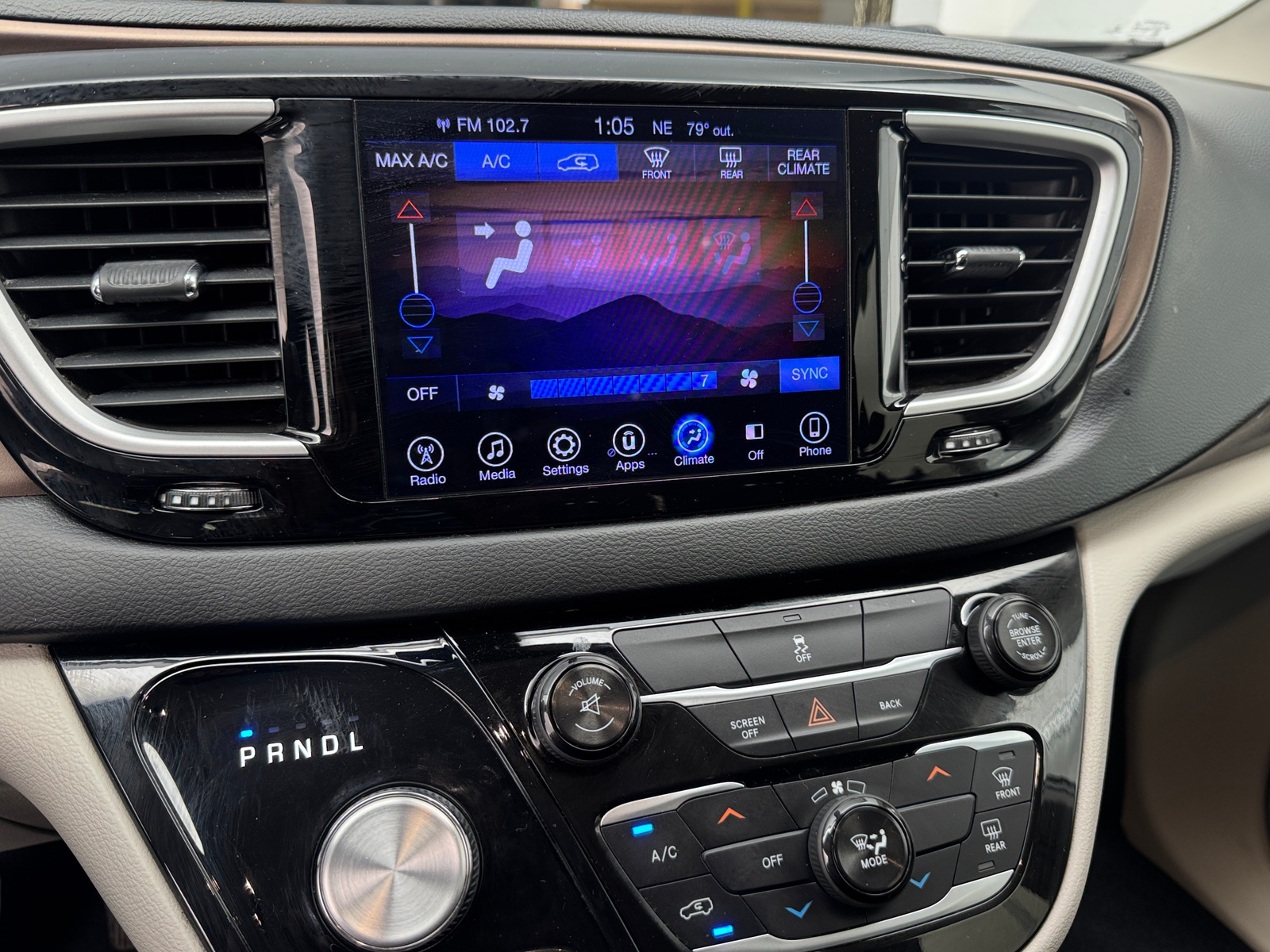 Thumbnail: 2017 Chrysler Pacifica - 4