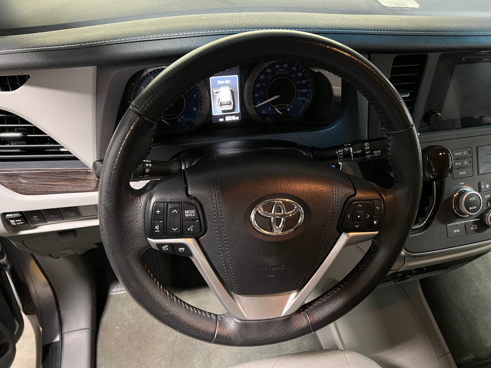 Thumbnail: 2017 Toyota Sienna - 4