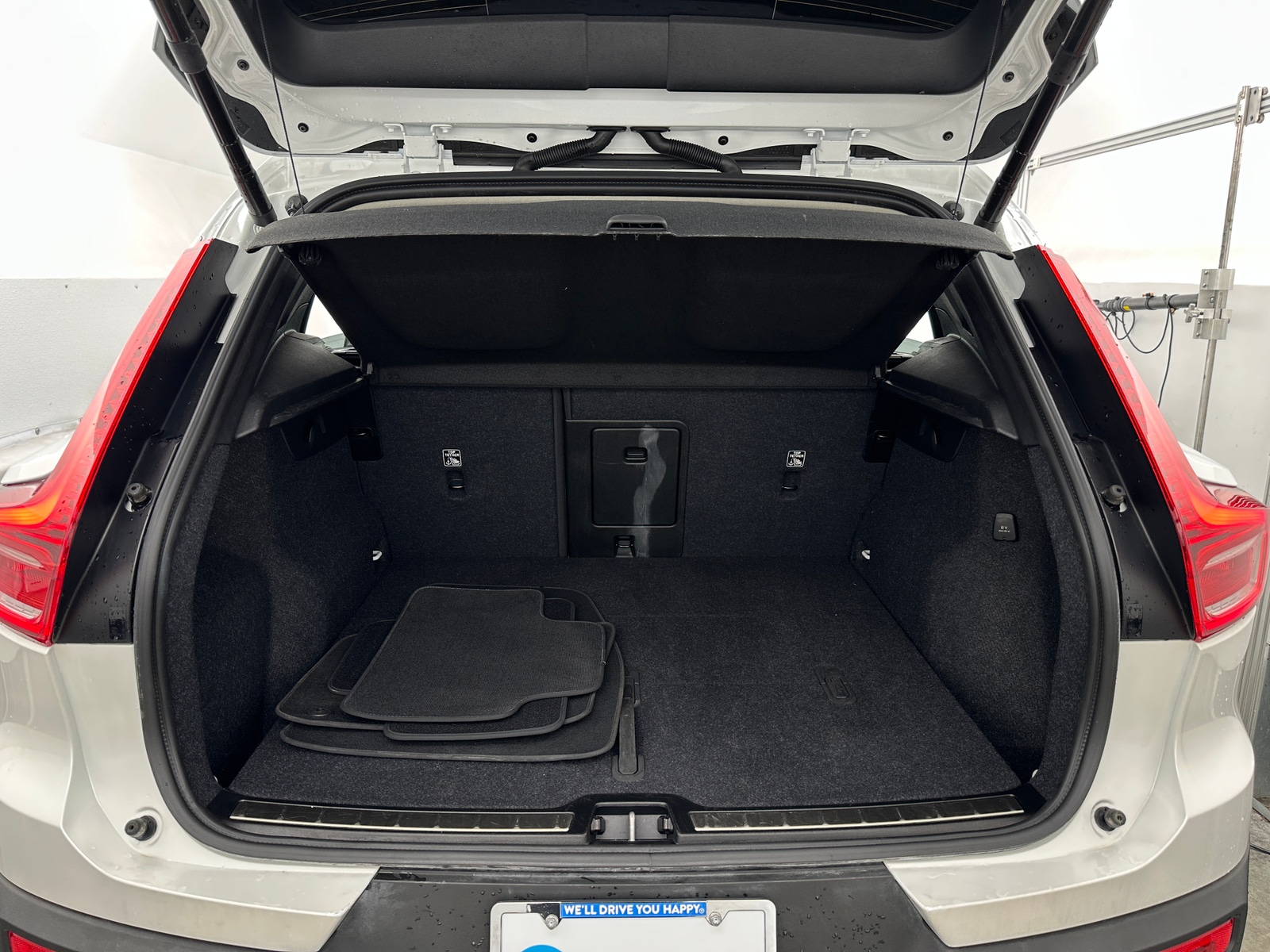 Thumbnail: 2025 Volvo XC40 - 6