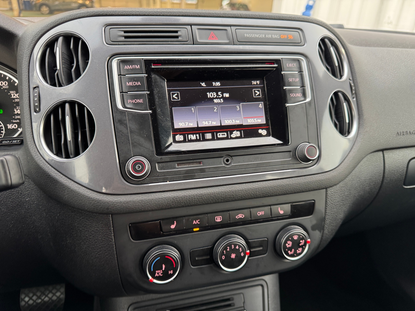 Thumbnail: 2016 Volkswagen Tiguan - 4