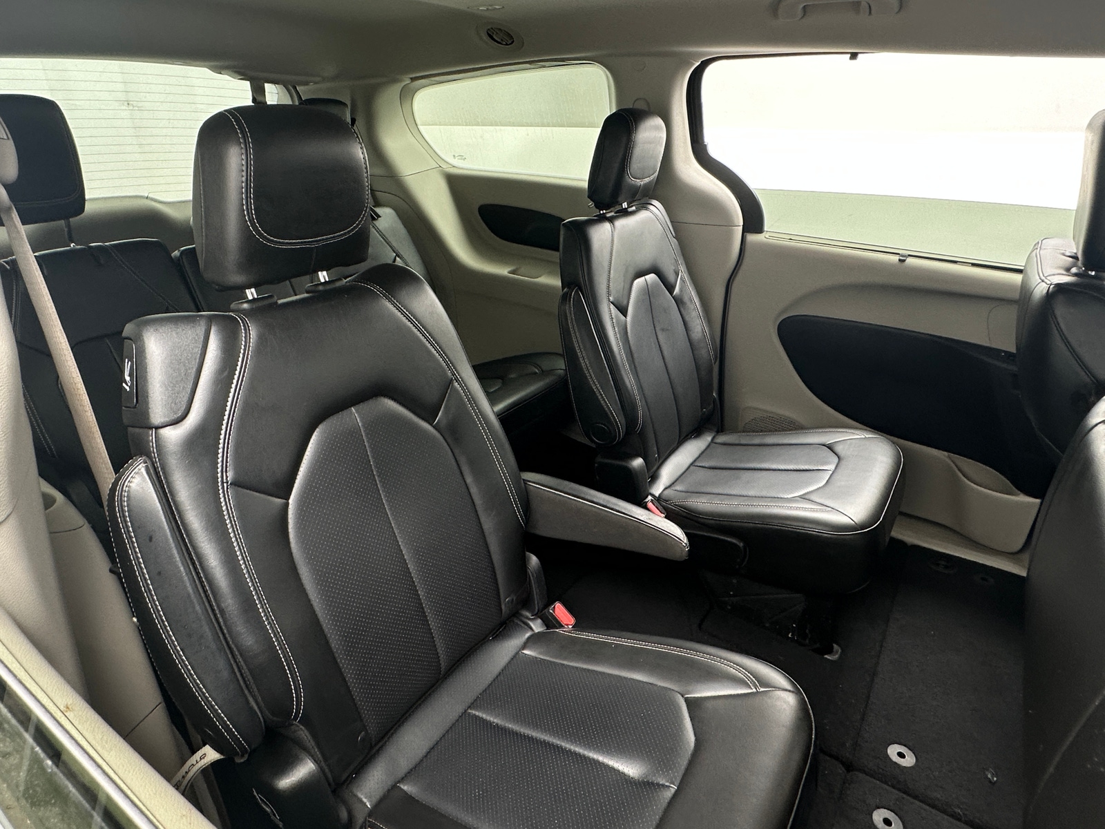 Thumbnail: 2020 Chrysler Voyager - 5
