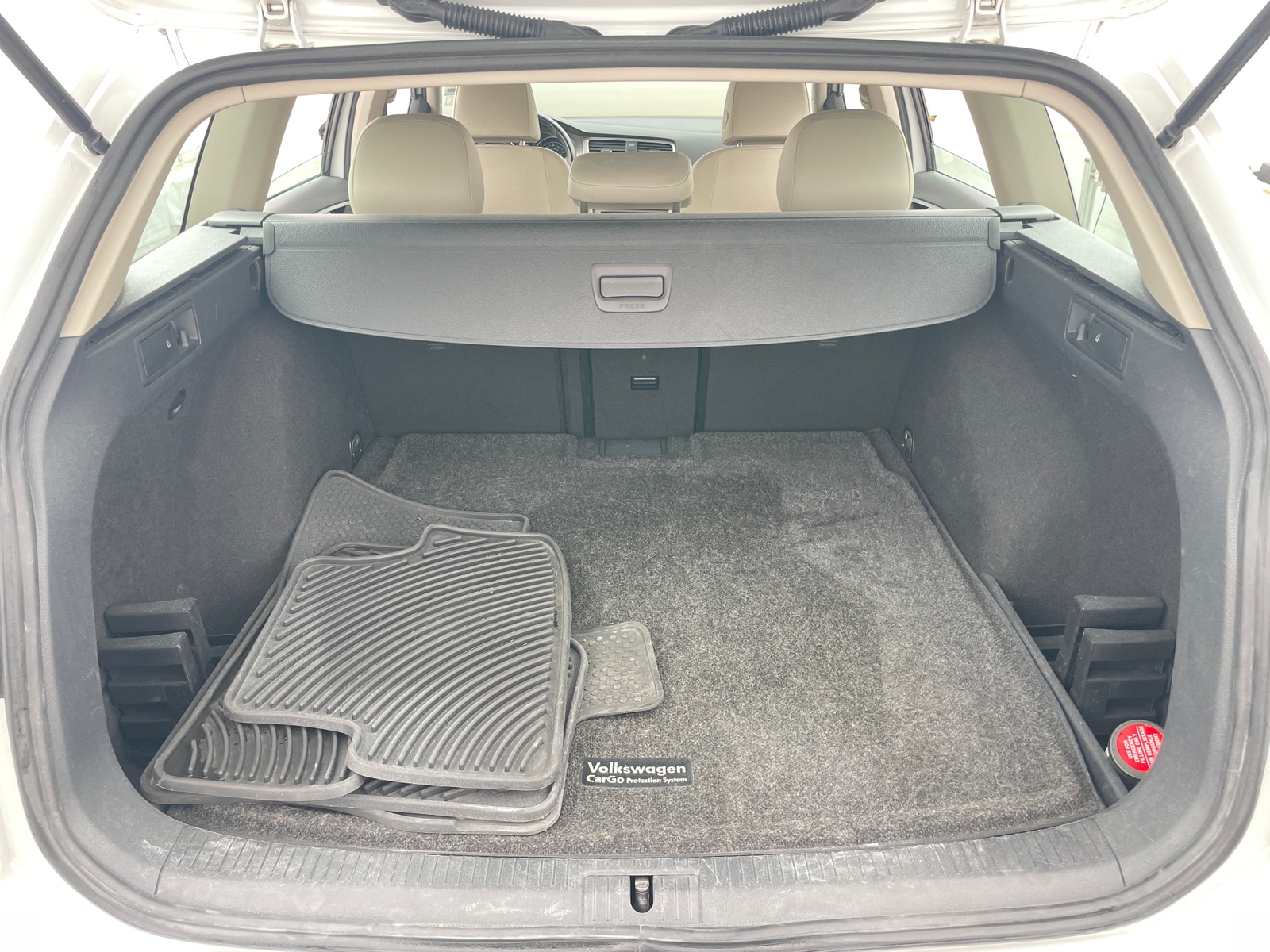 Thumbnail: 2015 Volkswagen e-Golf - 6