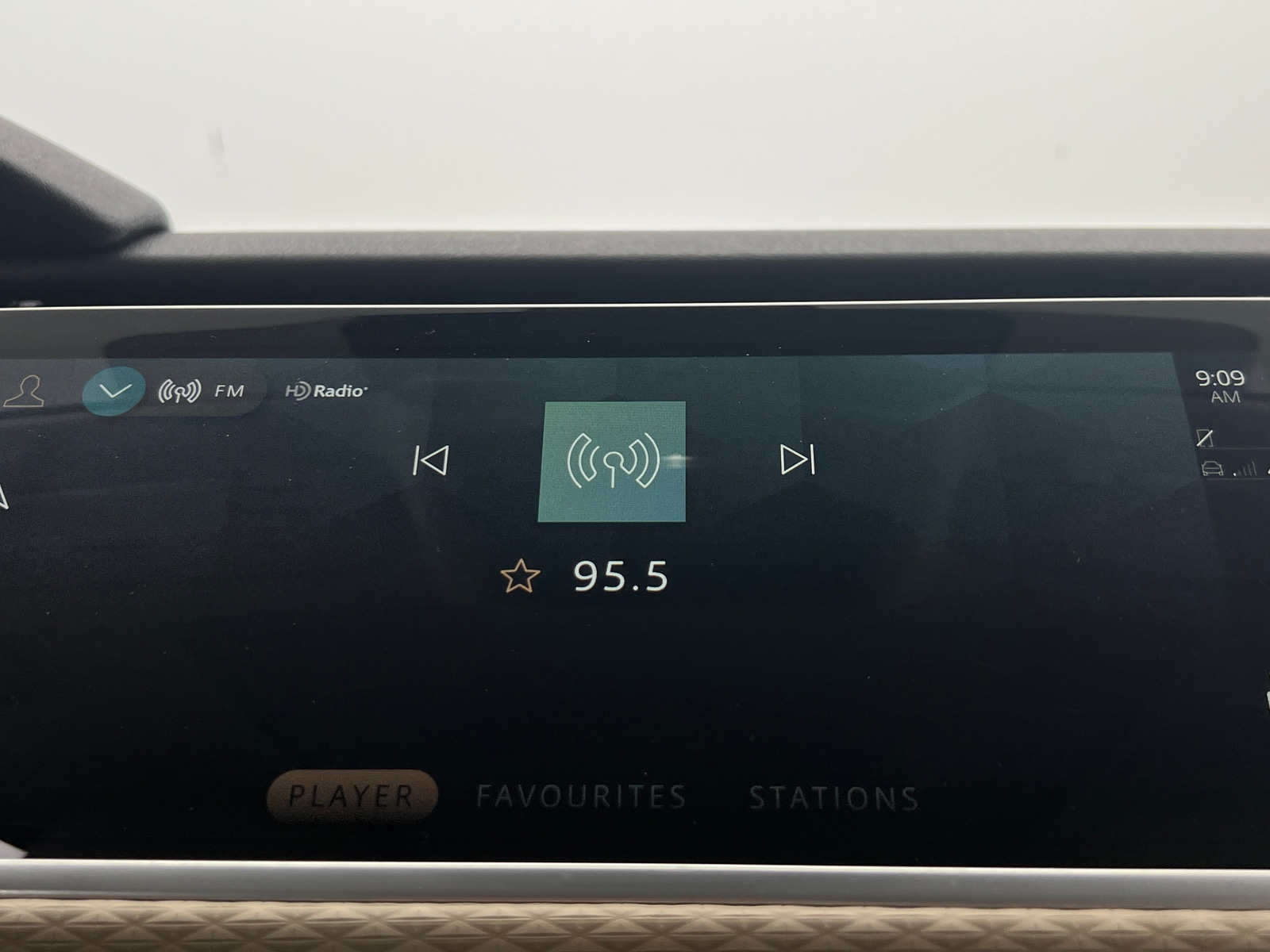 Thumbnail: 2021 Land Rover Range Rover Velar - 3