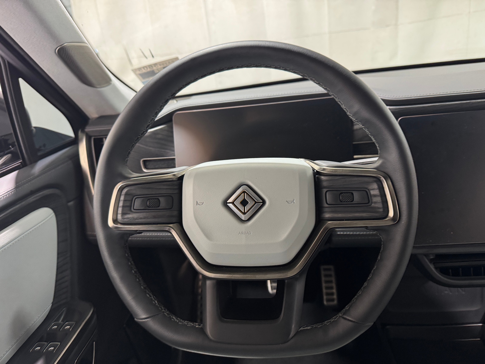 Thumbnail: 2023 Rivian R1S - 4
