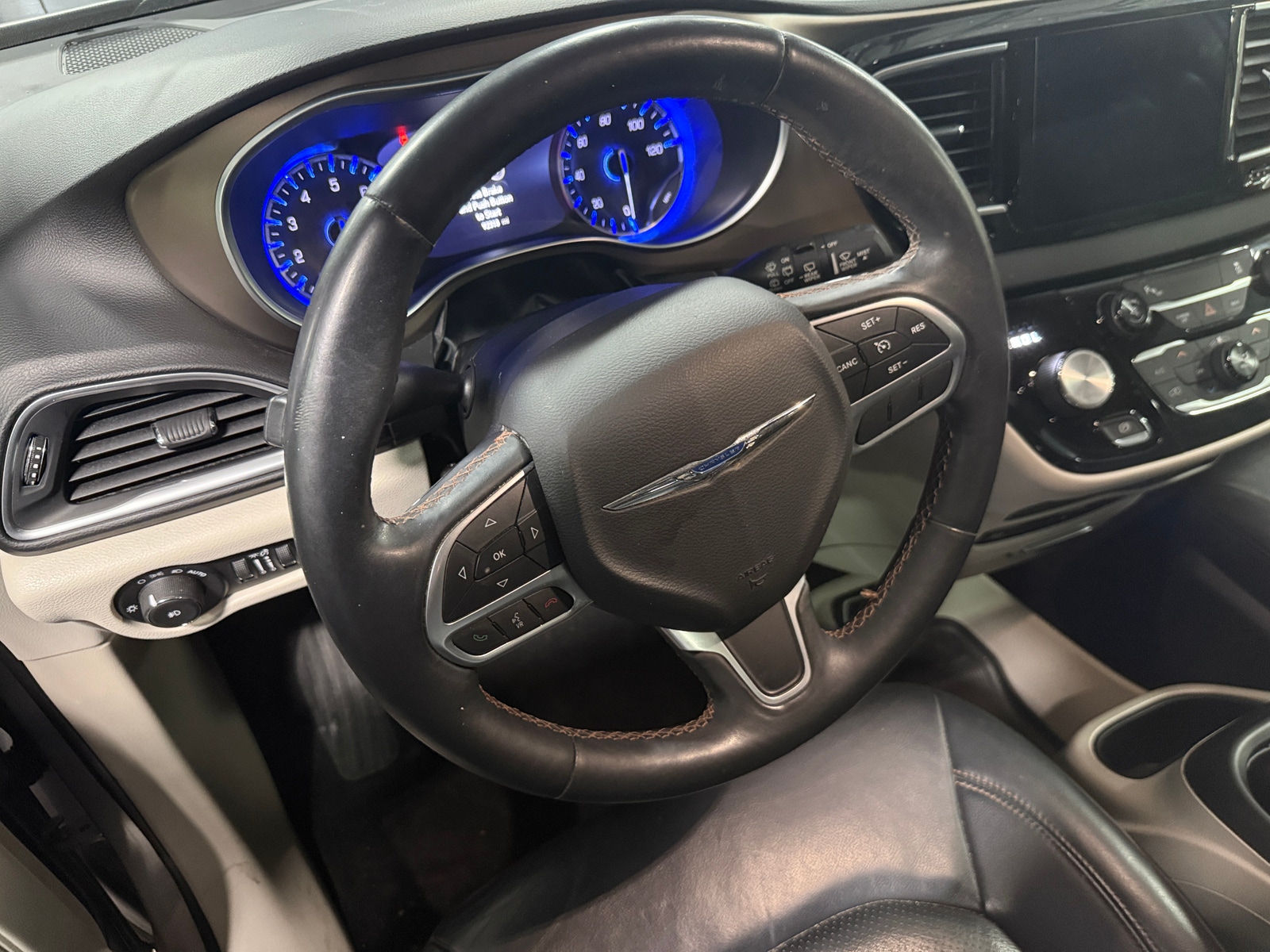 Thumbnail: 2017 Chrysler Pacifica - 4