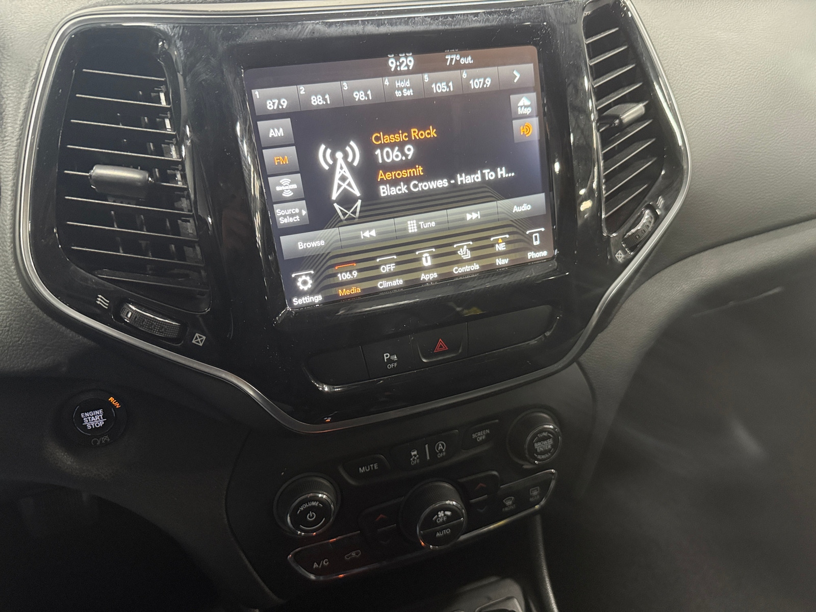 Thumbnail: 2019 Jeep Cherokee - 3