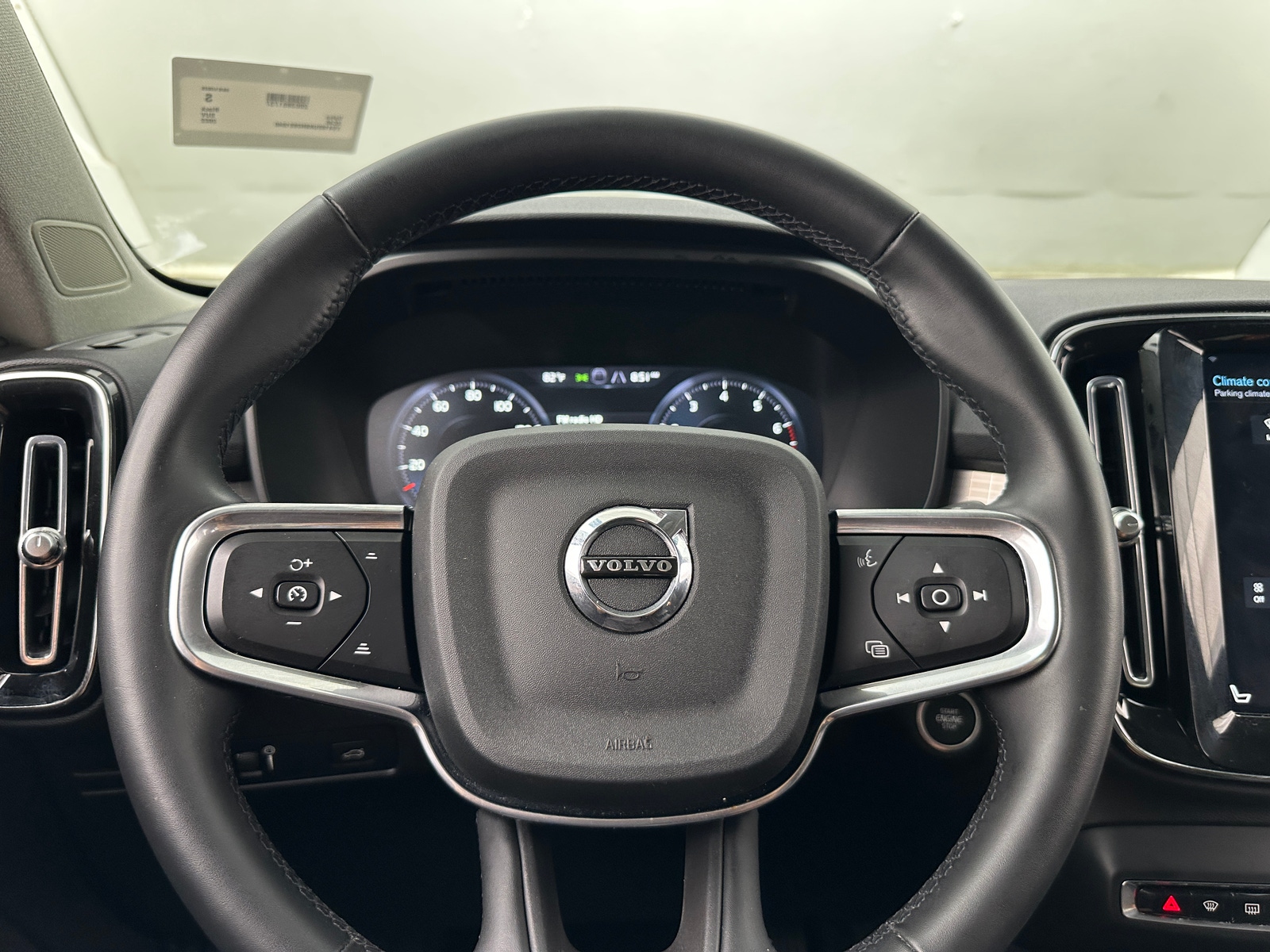 Thumbnail: 2022 Volvo XC40 - 4