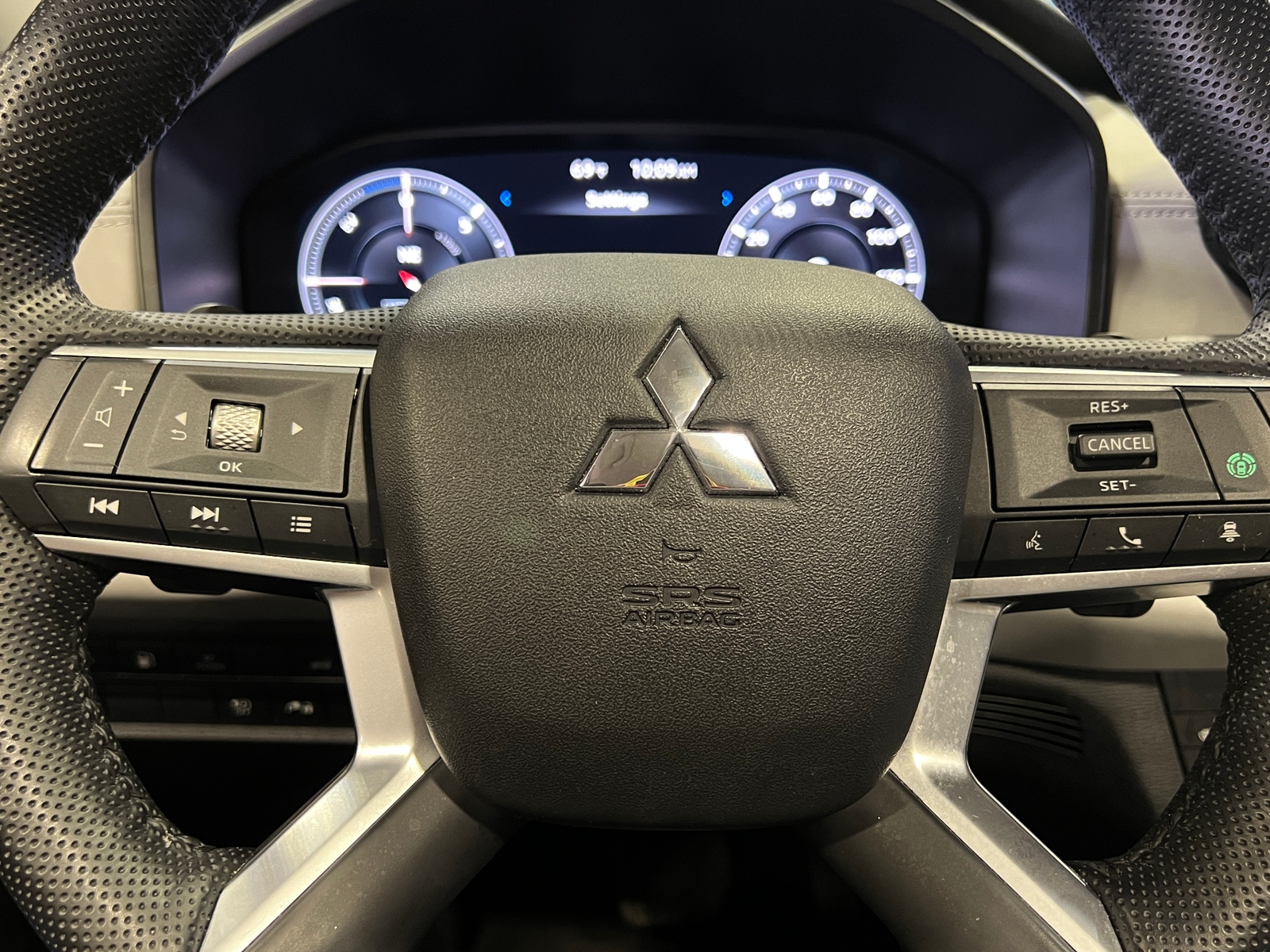 Thumbnail: 2023 Mitsubishi Outlander - 4