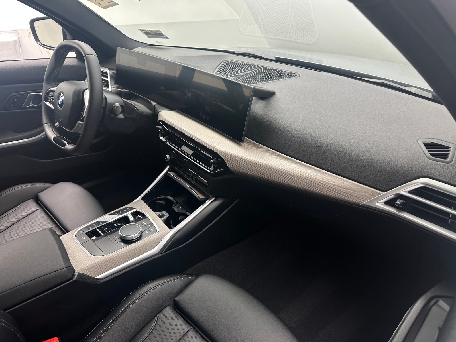 Thumbnail: 2025 BMW 3 Series - 3