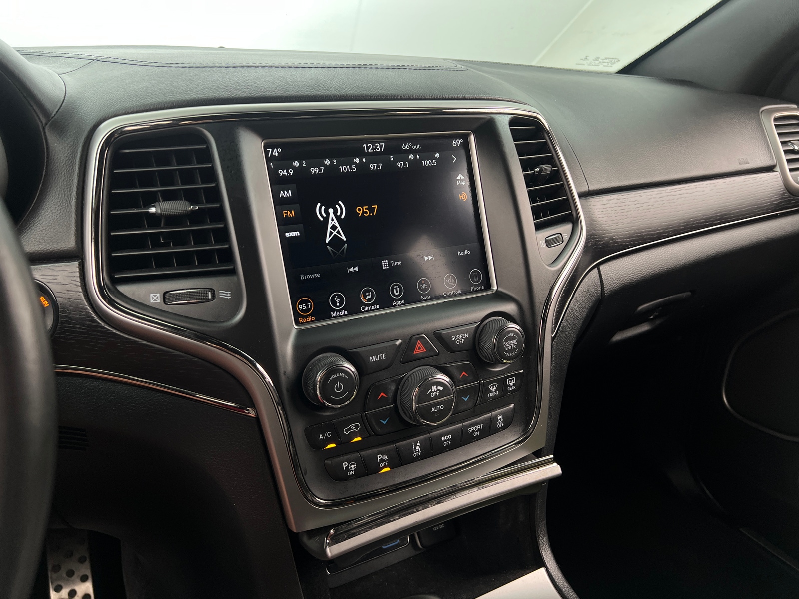 Thumbnail: 2018 Jeep Grand Cherokee - 3