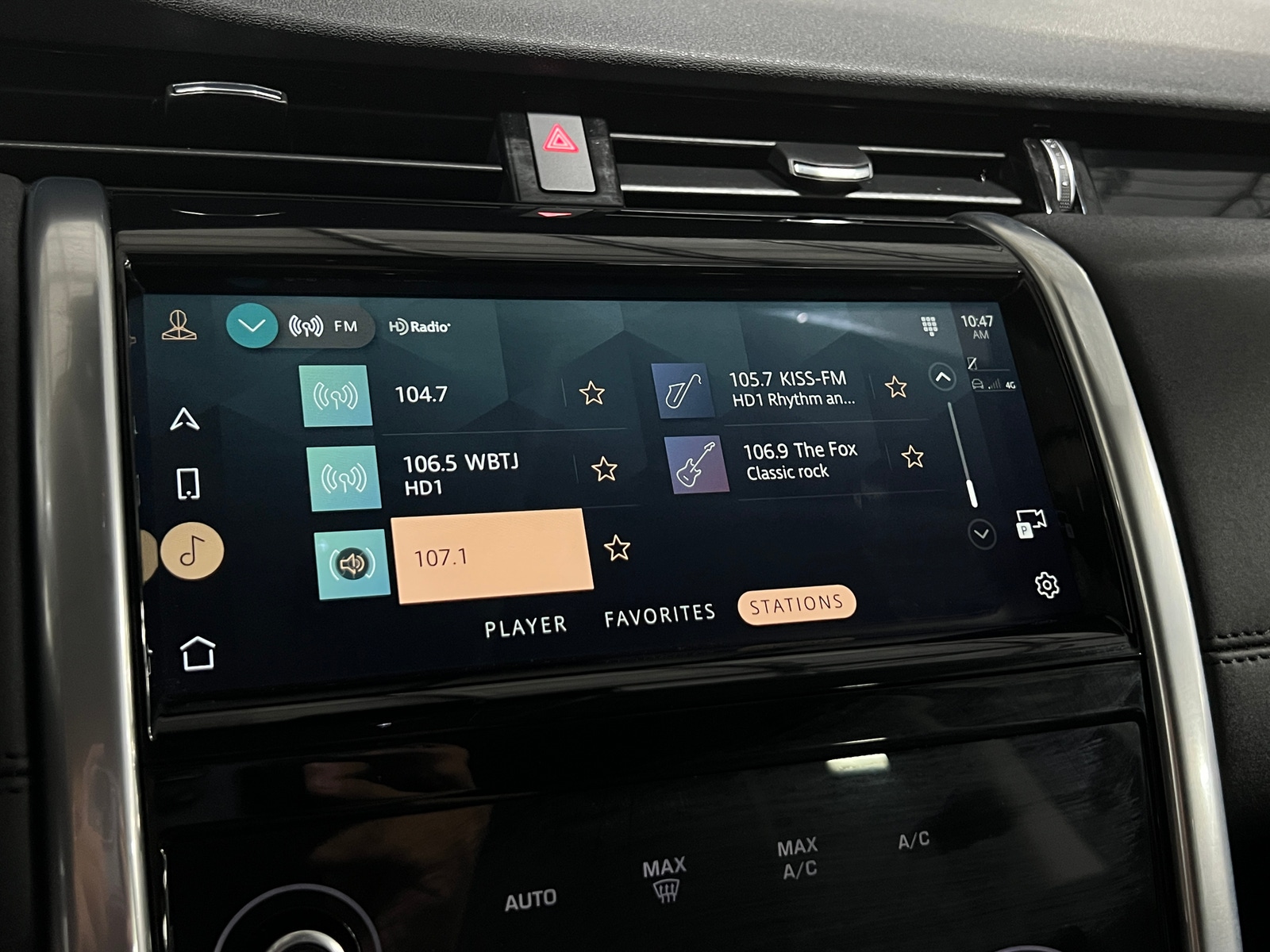 Thumbnail: 2022 Land Rover Discovery Sport - 3
