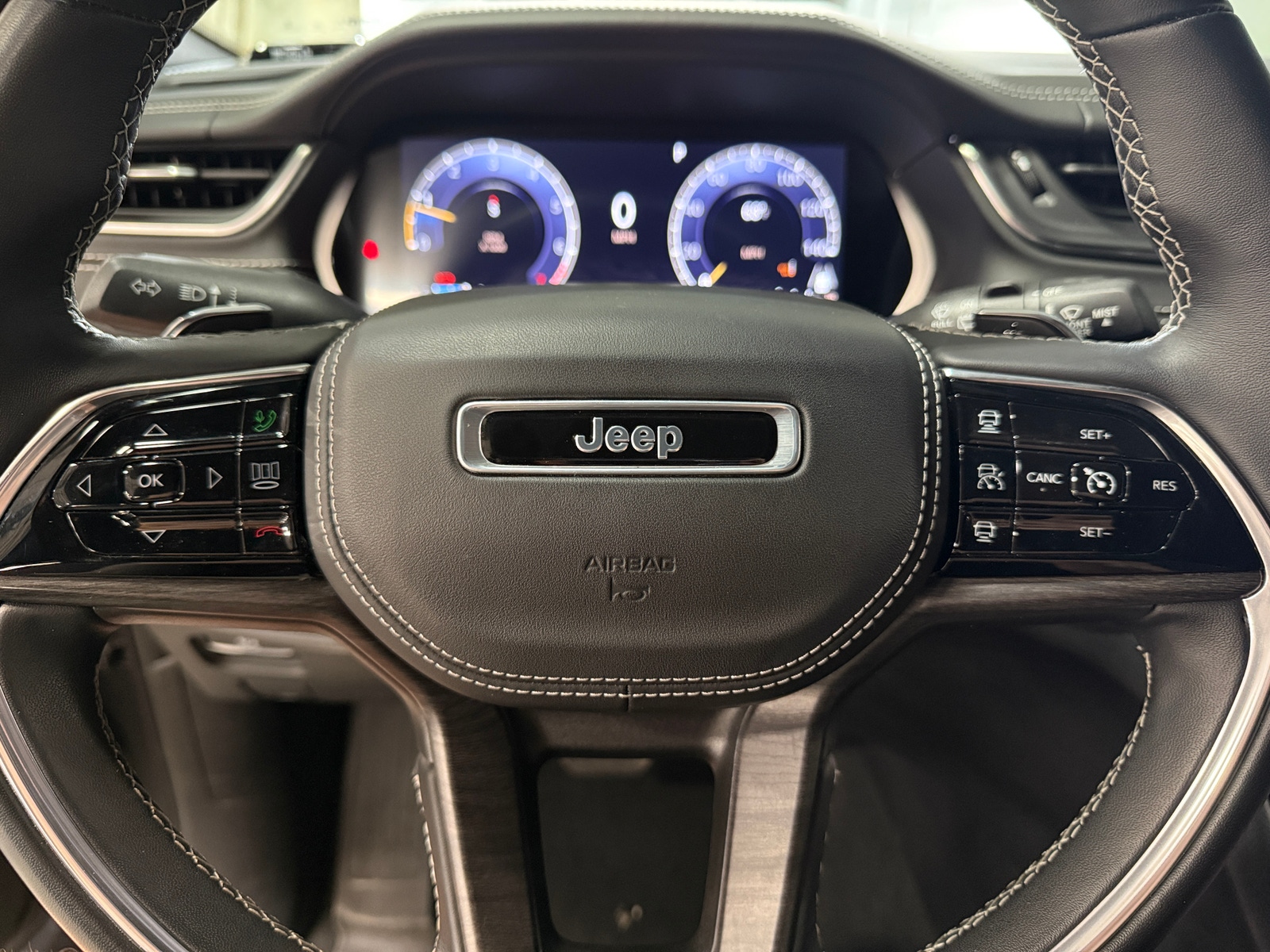 Thumbnail: 2022 Jeep Grand Cherokee L - 4