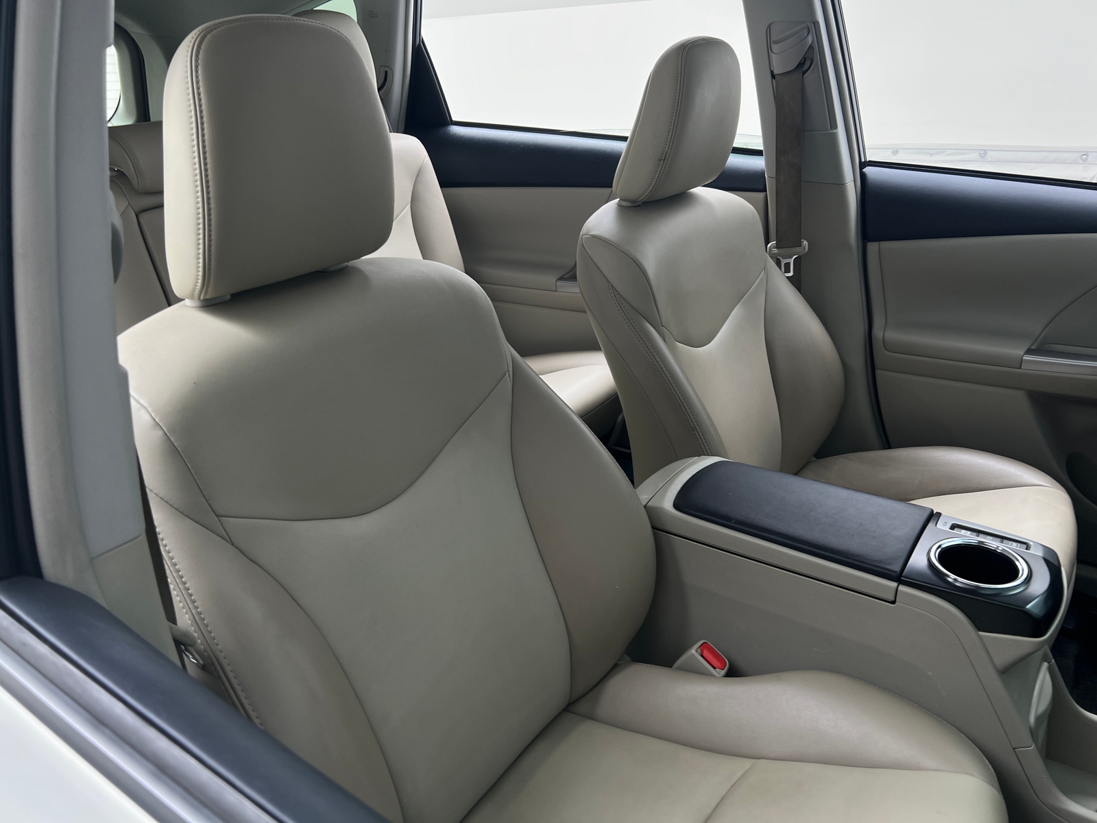 Thumbnail: 2016 Toyota Prius v - 2