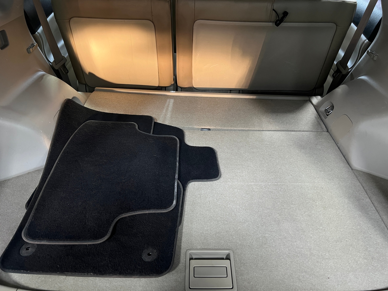 Thumbnail: 2016 Toyota Prius v - 7