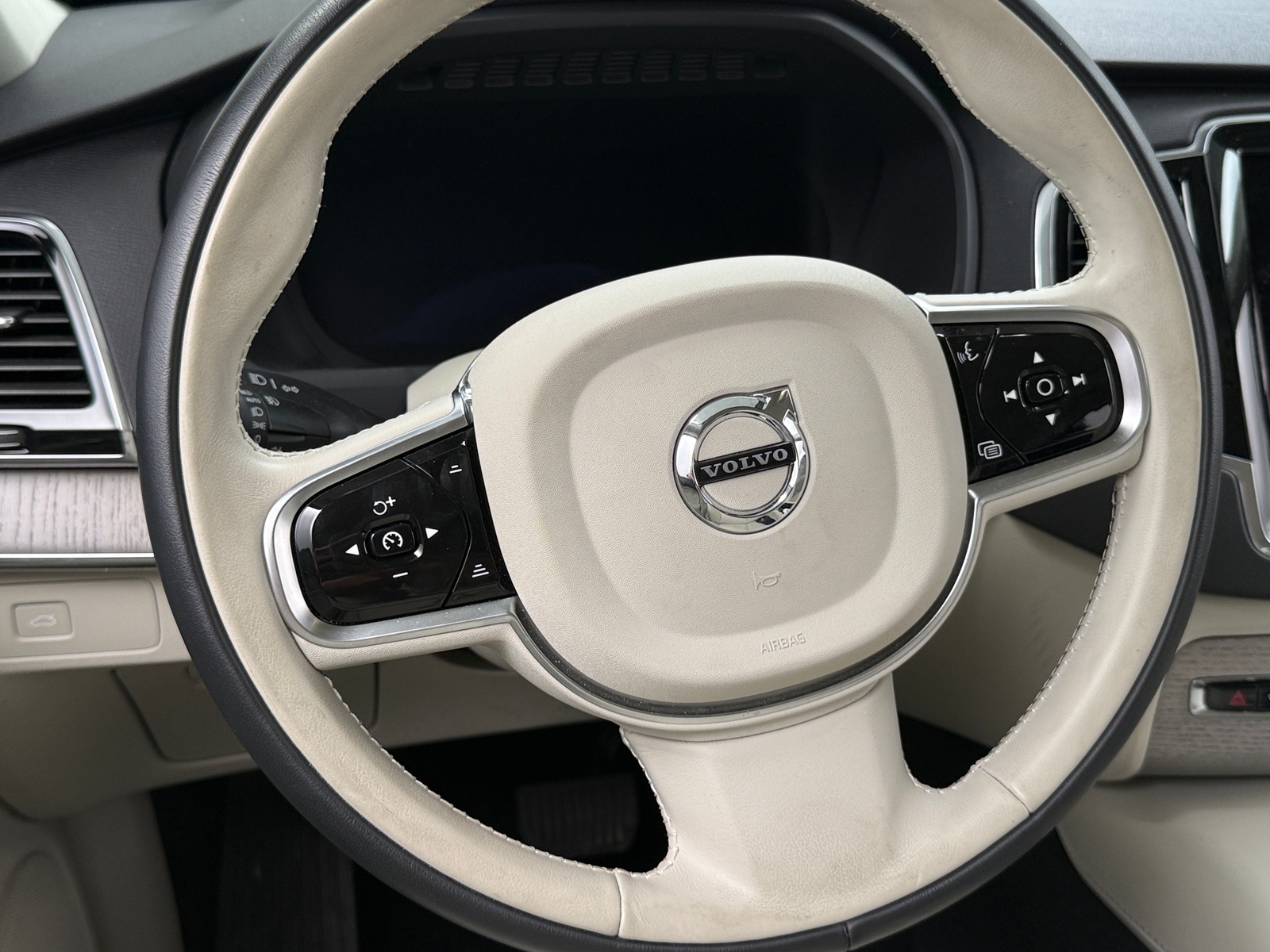 Thumbnail: 2025 Volvo XC90 - 4